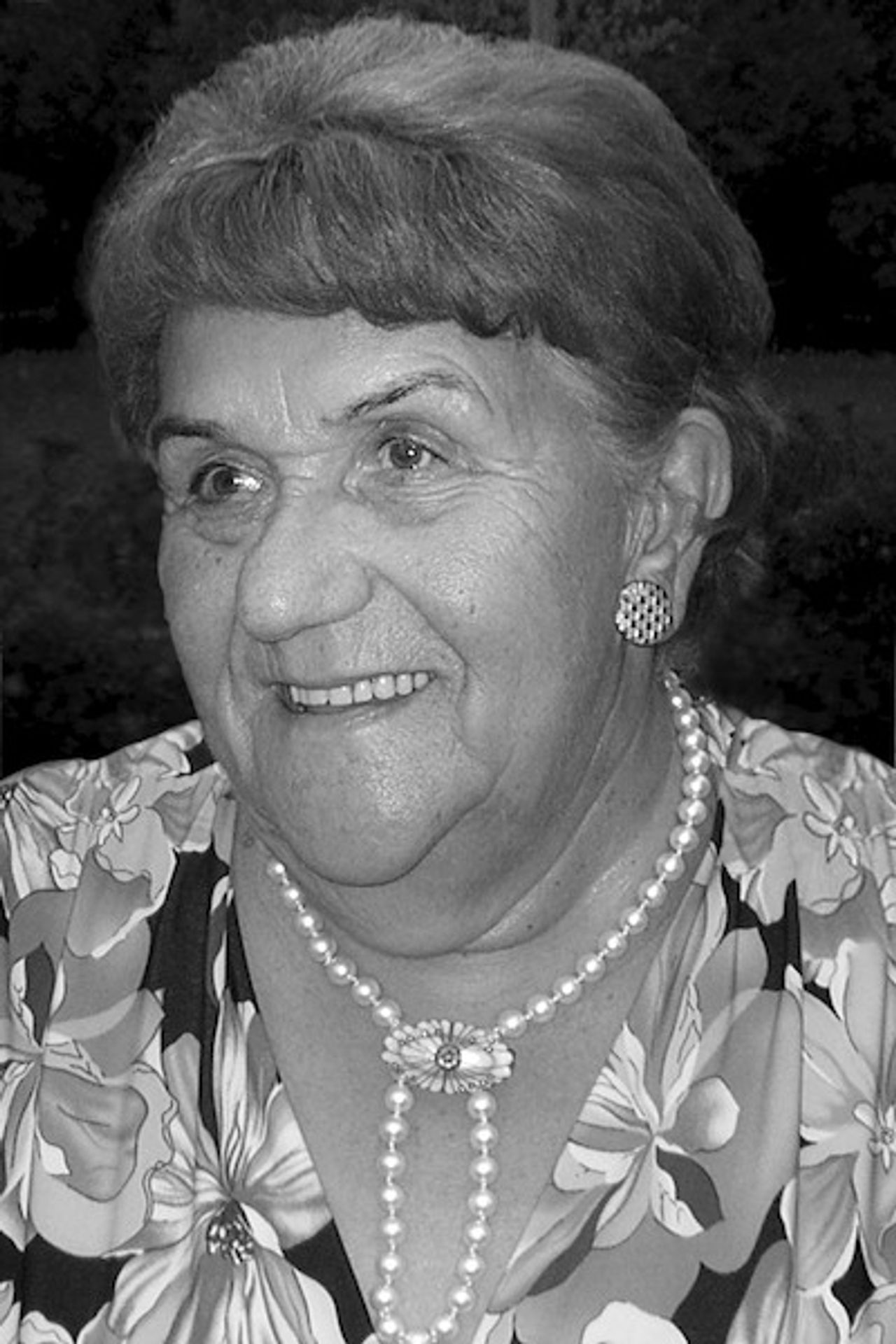 <p>„Można odejść na zawsze, a być stale<br />blisko niezmienne kochanym”<br />Z wielkim żalem żegnamy Ostoję Naszej Rodziny,<br />Kochaną Mamę, Teściową, Babcię i Prababcię<br />ś+p.<br />Urszulę Lewicką<br />Zmarła dnia 6 maja 2015 r., przeżywszy lat 83.<br />Msza święta pogrzebowa zostanie odprawiona w kościele pw. Nawiedzenia NMP<br />na os. Boh. II Wojny Św. w dniu 11 maja 2015 r. o godz. 8.30.<br />Pogrzeb tego samego dnia o godz. 10.40<br />na cmentarzu miłostowskim od ul. Warszawskiej.<br />W smutku pogrążona<br />Rodzina</p>