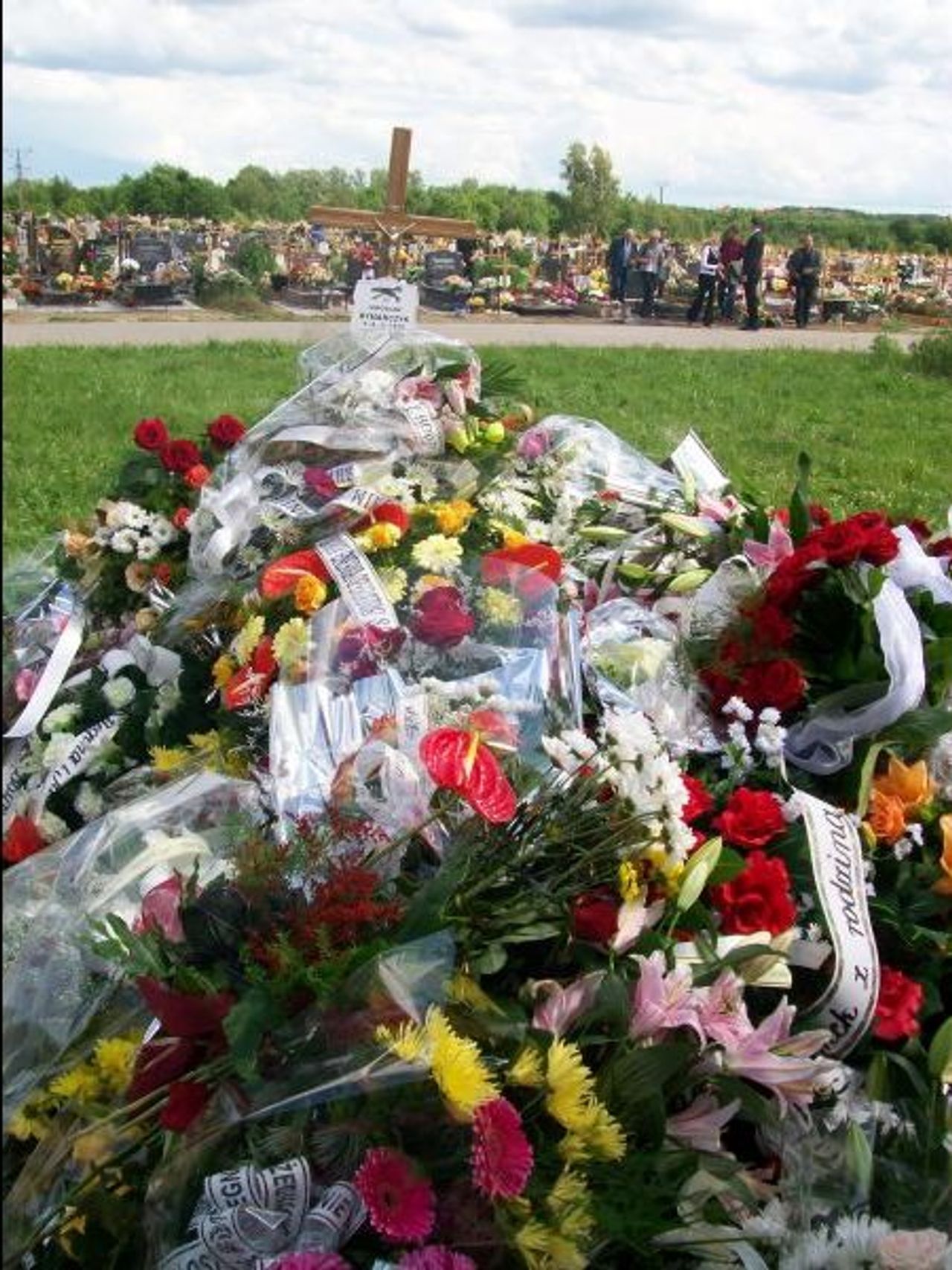 <p>Z głębokim żalem zawiadamiamy, że dnia 6 czerwca 2009 roku odszedł od nas Kochany Śp. Mirosław Rymarczyk Ceremonia pogrzebowa rozpocznie się 10.06.2009 roku o godzinie 13.00 w kościele D.Świętego, po czym nastąpi przewiezienie zmarłego na Cmentarz Komunalny w Koszalinie i odprowadzenie na miejsce wiecznego spoczynku Pogrążona w smutku rodzina</p>
