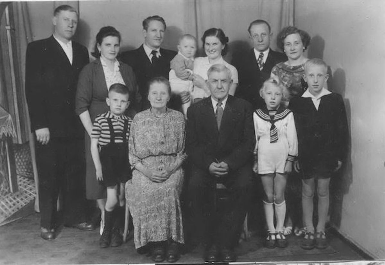 <p>Z głębokim bólem i żalem zawiadamiamy, że w dniu 18 stycznia 2010 roku w wieku 72 lat zmarła nasza ukochana MAMA, BABCIA, CIOCIA</p>
<h4>śp. WŁADYSŁAWA PIETRASZKIEWICZ</h4>
<p>Uroczystości pogrzebowe odbędą się w piątek 22 stycznia 2010 roku Godz. 7.00 – msza święta w kościele parafialnym p.w. NSPJ w Żarach pl. Kard. St.Wyszyńskiego Godz. 8.15- pożegnanie w kaplicy cmentarnej w Żarach Godz. 12.00- msza święta w kościele p.w. Niepokalanego Poczęcia N. M. P. w Zielonej Górze ul. Chynowska Godz. 12.45 -pogrzeb na cmentarzu komunalnym w Zielonej Górze na Chynowie. Pogrążona w smutku rodzina</p>