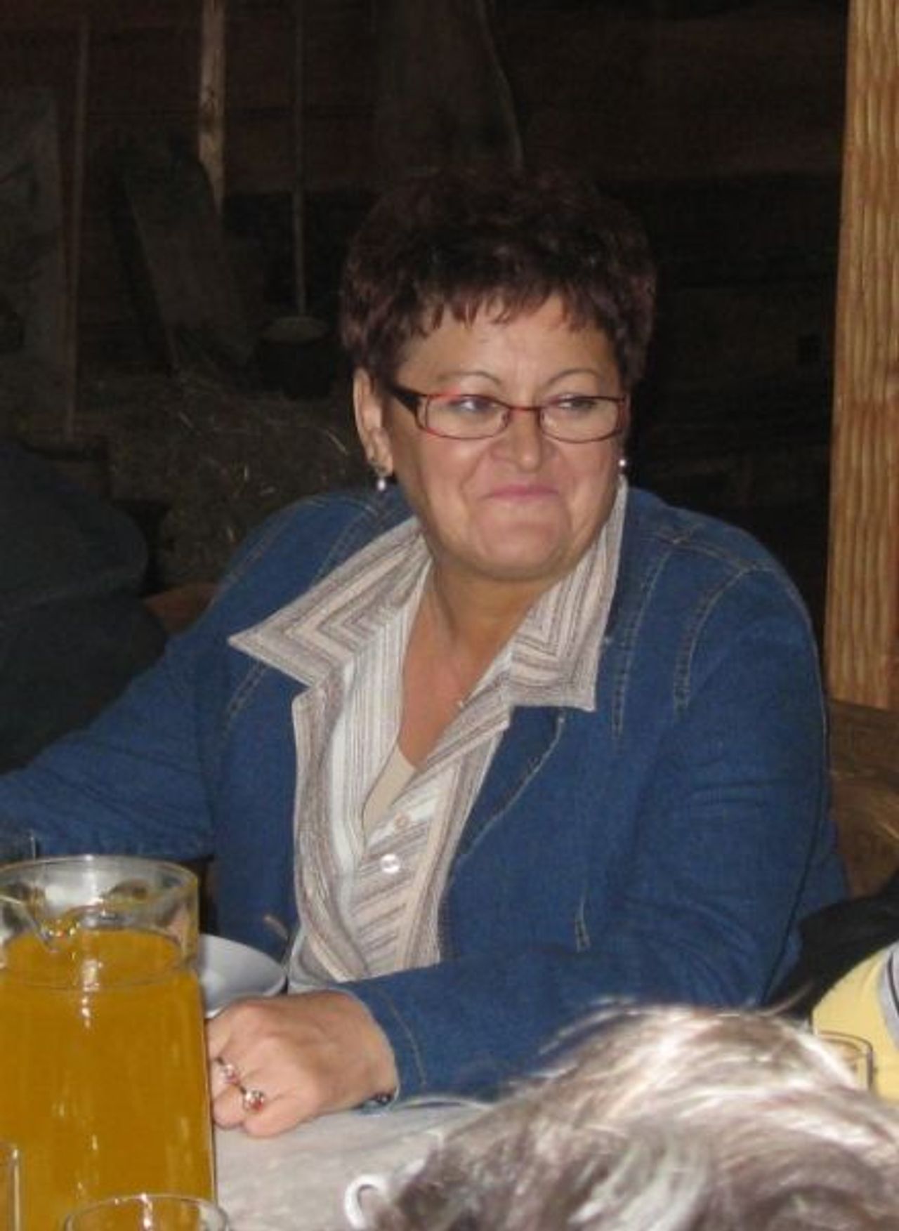 <p>Odeszłaś tak wcześnie, że ani uwierzyć, ani się pogodzić Z głębokim żalem zawiadamiamy, że dnia 24 lutego 2010 r. odeszła moja kochana żona, nasza mama, teściowa i babcia śp. Teresa Kaczmarek z domu Stachowicz lat 53 Msza św. żałobna odprawiona zostanie dnia 27.02.2010 r. o godz. 12.00 w kościele św. M.M. Kolbe w Barcinie, po czym nastąpi odprowadzenie Zmarłej na cmentarz parafialny. Pogrążona w smutku RODZINA</p>