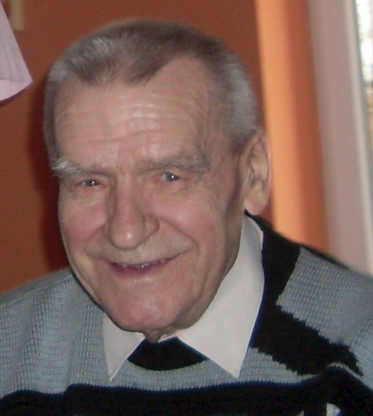 <p>„Życie zostało przerwane, a pamięć pozostanie”<br />Z głębokim smutkiem zawiadamiamy, że w dniu 6.6.2011 r. zmarł nasz<br />kochany Ojciec, Teść, Dziadek i Pradziadek<br />ś + p<br />Roman Godawa<br />lat 88<br />Msza święta i pogrzeb zostaną odprawione w czwartek, dnia 9.6.2011 r.<br />o godzinie 12.00 na cmentarzu w Chrośnicy.<br />W smutku pogrążona<br />Rodzina</p>