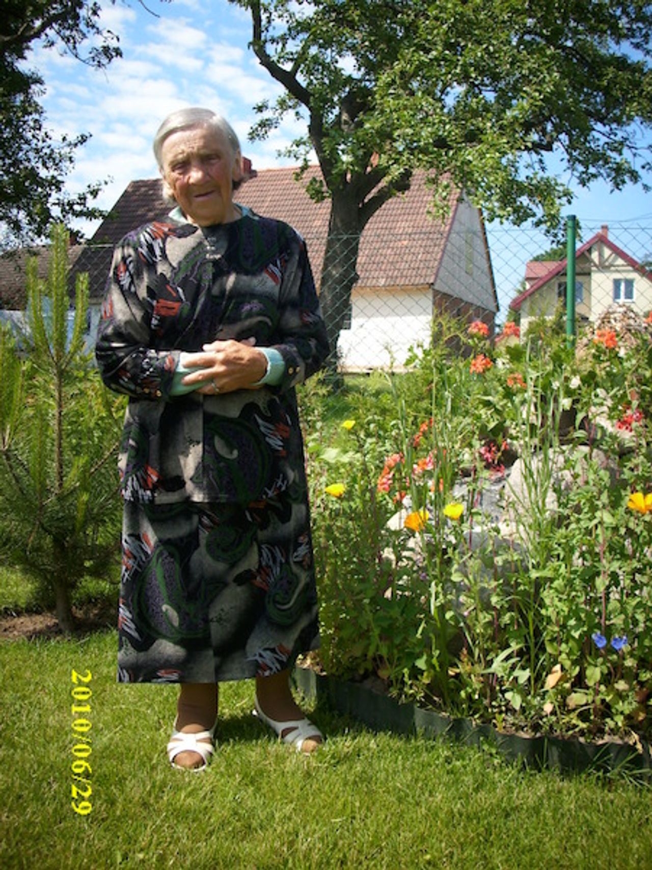 <p>Z głębokim żalem zawiadamiamy, że 6 czerwca 2011 roku odeszła od nas w wieku 88 lat Ukochana Mama, Teściowa, Babcia, Prababcia, Siostra i Ciocia</p>
<h4>Śp. Zofia Kruk</h4>
<p>Wystawienie trumny ze zmarłą w domu rodzinnym 8.06.2011 roku o godzinie 11.00. Wyprowadzenie z domu i przewóż do Kościoła w Osiekach o godz. 11.30, Msza Żałobna o godz.12.00. Po mszy przewóz trumny ze zmarła na cmentarz w Suchej Koszalińskiej i odprowadzenie na miejsce wiecznego spoczynku</p>
<p>Pogrążona w smutku Rodzina Prosimy o nieskładnie kondolencji</p>