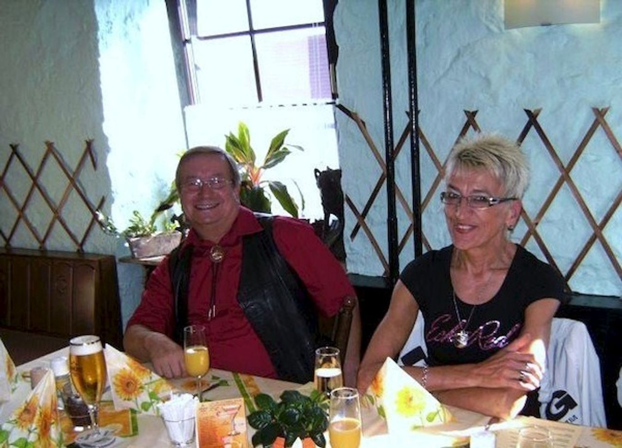 <p>Z głębokim smutkiem przyjęliśmy wiadomość<br />o śmierci mgr. Bronisława Kołodzieja<br />byłego długoletniego Dyrektora<br />PST PW ,,Transgór" w Bytomiu - Generalnego Dyrektora Górniczego III-go stopnia<br />zasłużonego dla górnictwa węgla kamiennego i transportu<br />wyróżnionego wieloma odznaczeniami państwowymi i resortowymi<br />Żonie Krystynie i Rodzinie<br />serdeczne wyrazy współczucia<br />składają najbliższe osoby kierownictwa przedsiębiorstwa<br />mgr Stanisław Czarnowski<br />mgr inż. Tadeusz Schuster<br />wraz ze współpracownikami<br />Uroczystości pogrzebowe odbędą się w dniu 1.02.2013 r. o godz. 11.00<br />na cmentarzu przy kościele MB Różańcowej w Rudzie Śląskiej Halembie ul. 1 Maja.</p>
