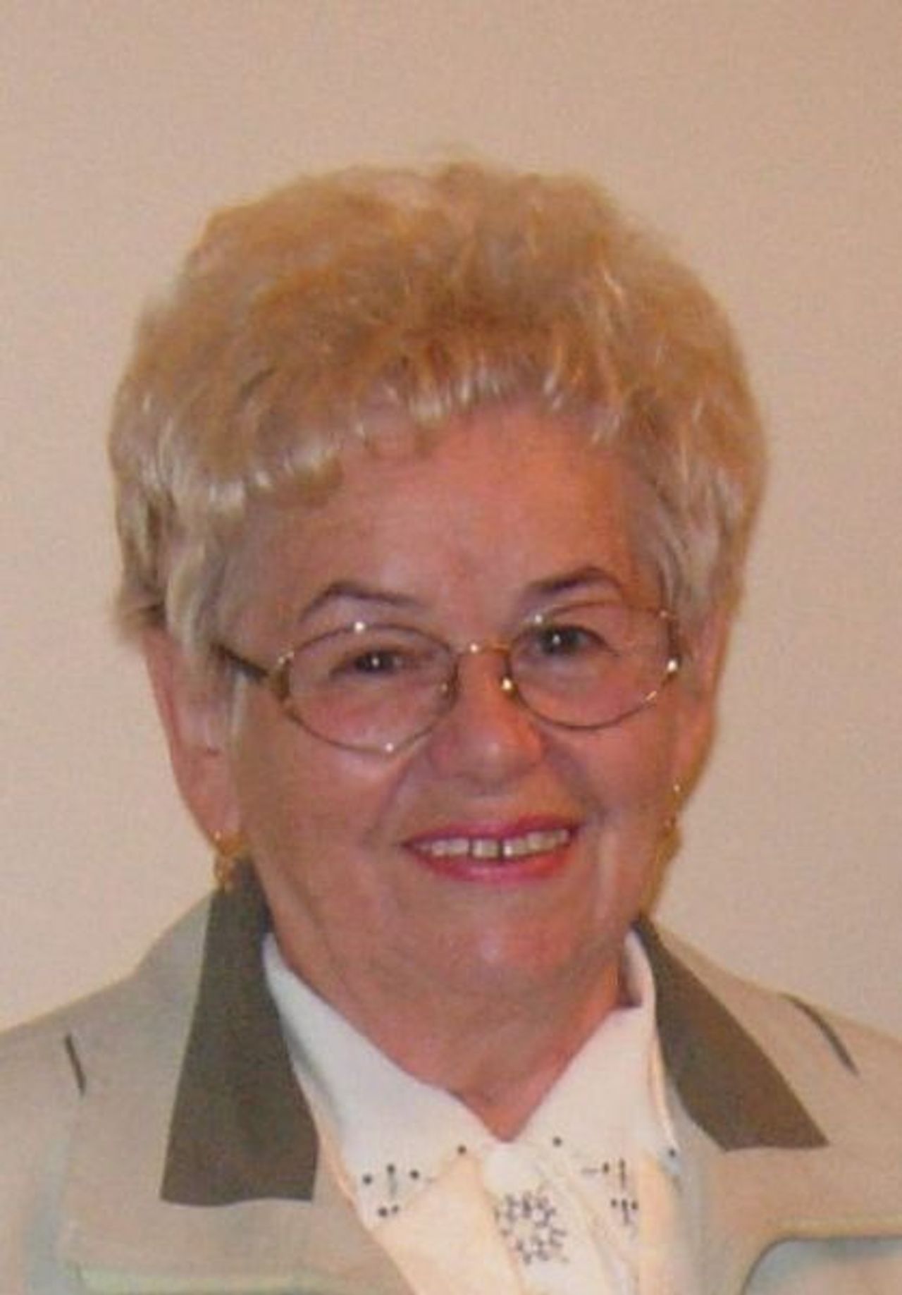 <p>"Spieszmy się kochać ludzi, tak szybko odchodzą" Z bólem zawiadamiamy, że 30 grudnia 2010 zmarła w wieku 75 lat nasza kochana MAMA, TEŚCIOWA, BABCIA, PRABABCIA, CIOCIA, SIOSTRA śp. BRONISŁAWA GAJEWSKA-KELLER z domu Mikołajewska Pogrzeb odbędzie się w środę, 5 stycznia 2011 roku o godz. 11.00 na cmentarzu komunalnym(starym) przy ul. Wrocławskiej w Zielonej Górze. Pogrążona w smutku rodzina. Msza św. w intemcji Zmarłej zostanie odprawiona w dniu pogrzebu o godz. 8.00 w kościele pw. Św. Ducha.</p>