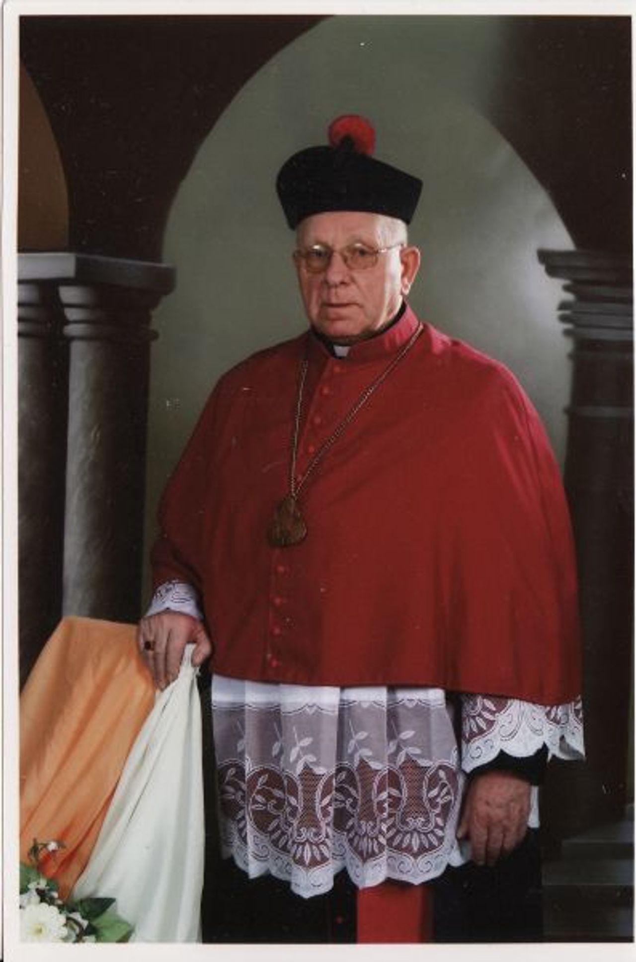 <p>Chrystus prawdziwie zmartwychwstał. Alleluja”<br />Z wiarą i nadzieją w Zmartwychwstałego Chrystusa zawiadamiamy, że dnia<br />31 marca 2010 r. w 82. roku życia i 54. roku kapłaństwa odszedł do Domu Ojca<br />śp<br />Ks. Kanonik Benon Szpotkowski<br />Uroczystości pogrzebowe odbędą się w Kościanie w kościele NMP<br />Wniebowziętej we wtorek, 6 kwietnia 2010 r.<br />- o godz. 9.00 wprowadzenie do kościoła<br />- o godz. 11.00 msza św. pogrzebowa, a następnie pogrzeb na tzw. starym<br />cmentarzu parafialnym.<br />O modlitwę proszą<br />Ks. Dziekan i Kapłani dekanatu kościańskiego</p>