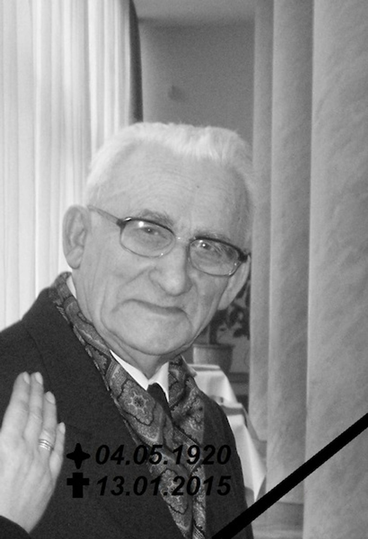 <p>"Złote serce miałeś, wiele od życia nie chciałeś,<br />z miłością o nas dbałeś i takim w naszych sercach zostaniesz"</p>
<p>Z głębokim żalem i smutkiem zawiadamiamy,<br />że 13 stycznia 2015 roku odszedł od nas w wieku 95 lat,<br />nasz ukochany Tatuś, Teść, Dziadziuś, Pradziadek</p>
<p>śp.<br />Henryk Polcyn</p>
<p>Wieloletni nauczyciel,<br />inżynier budownictwa,<br />drużynowy ZHP,<br />aktywny działacz w odbudowie powojennej Polski.</p>
<p>Pogrzeb odbędzie się w piątek, 16 stycznia 2015 roku<br />o godz. 10.30 na cmentarzu komunalnym starym<br />przy ul. Wrocławskiej w Zielonej Górze.<br />Wystawienie w kaplicy o godz. 10.00.</p>
<p>Pogrążeni w żałobie<br />córki, synowa, wnuki, prawnuki, szwagier z rodzinami.</p>
<p>Msza św. w intencji Zmarłego zostanie odprawiona<br />w dniu pogrzebu o godz. 8.00<br />w kościele pw. Najświętszego Zbawiciela.</p>