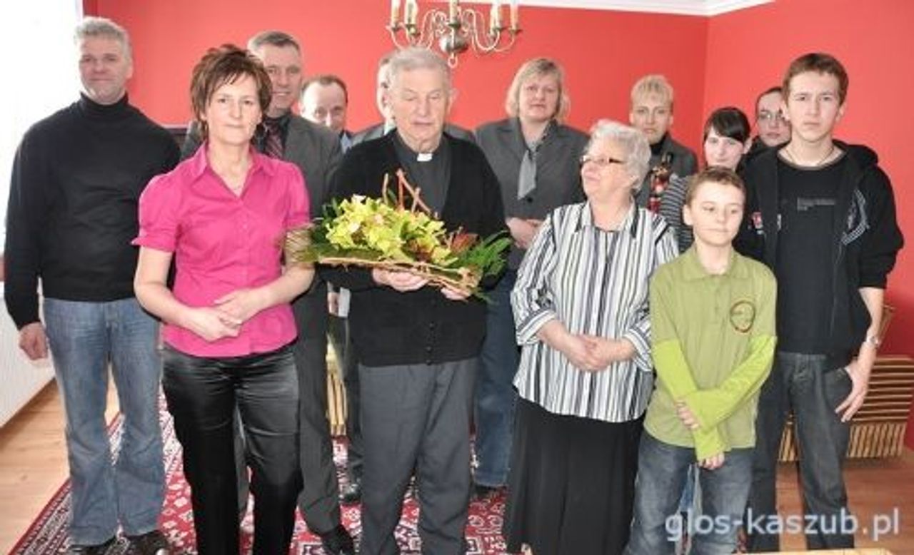 <p>Z głębokim żalem zawiadamiamy, że dnia 6 października 2009 roku zmarł ks. kanonik Alfons Grzenia lat 80 rezydent, wieloletni proboszcz parafii pw. św. Anny w Grabowie Kościerskim Człowiek wielkiego serca, dobroci i pogody ducha Eksporta do kościoła w Grabowie Kościerskim odbędzie się w piątek 9 października 2009 r. o godz. 17.00. Msza św. żałobna odprawiona zostanie w sobotę 10 października 2009 r. o godz. 10.00. Pogrążona w smutku rodzina</p>