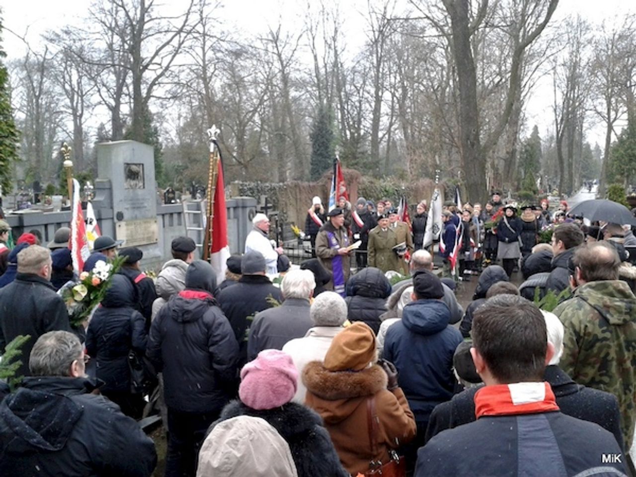 <p><em>"Zwycięstwo będzie Twoją Nagrodą"</em></p>
<p>Dnia 26 marca 2015 r. zmarł</p>
<h4>Ś + P<br />Jerzy Jan Szletyński</h4>
<p>Żołnierz 227 Plutonu Harcerskiego Zgrupowania Żoliborskiego Armii Krajowej,<br />Żołnierz Karpackiej Dywizji II Korpusu Wojska Polskiego.<br />Odznaczony Krzyżem Armii Krajowej, Krzyżem Powstańczym, Krzyżem Partyzanckim, Krzyżem Kawalerskim Orderu Polski Odrodzonej i wieloma innymi.<br />Dobry i szlachetny człowiek.</p>
<p>Pogrzeb rozpocznie się 2 kwietnia br. (czwartek) o godz. 11.00 w kościele Garnizonowym przy ul. św. Jerzego, po czym nastąpi odprowadzenie zwłok do grobowca rodzinnego na Stary cmentarz rzymskokatolicki przy ul. Ogrodowej w Łodzi.</p>
<p>Rodzina</p>