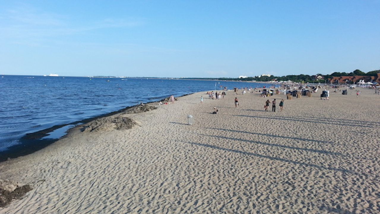 <p>„Umarli przestali cierpieć, cierpią ci, co pozostali”.</p>
<p>Pogrążeni głębokim smutkiem pragniemy poinformować,<br />że w dniu 21 września 2013 roku (sobota)<br />odbędą się uroczystości pogrzebowe<br />naszego ukochanego Syna, Męża i Ojca</p>
<p>Krzysztofa Mielewczyka</p>
<p>Msza święta pogrzebowa rozpocznie się o godz. 12.00<br />w kościele rzymskokatolickim pw. Najświętszej Maryi Panny Królowej Polski<br />przy ul. Armii Krajowej 26 w Gdyni.</p>
<p>Pogrzeb odbędzie się na cmentarzu Witomińskim w Gdyni o godz. 13.30.</p>
<p>Pogrążona w smutku<br />Dorota Arciszewska-Mielewczyk wraz z Rodziną</p>