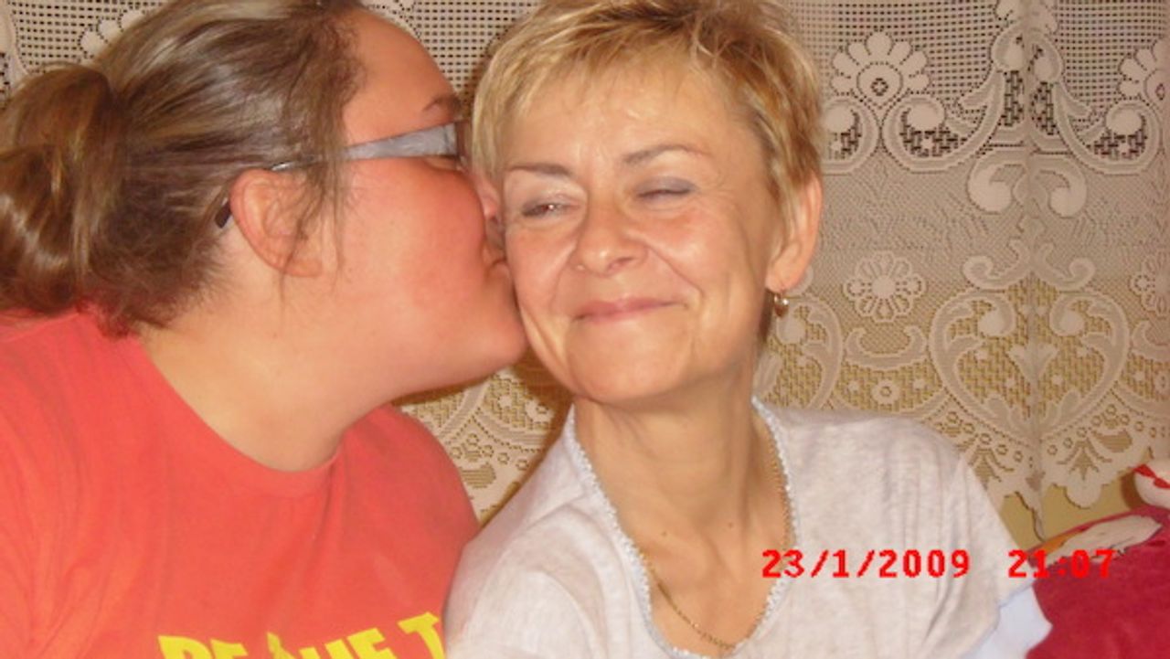 <p>" Odeszłaś cicho i bez pożegnania Jak Ta, co nie chce swym odejściem smucić Jak Ta, co wierzy w chwili rozstania że ma niebawem z dobrą wieścią wrócić" Z głębokim bólem i żalem zawiadamiamy, że 14 maja 2011 roku po długiej i ciężkiej chorobie odeszła od nas, w wieku 48 lat, moja kochana ŻONA, MAMUSIA, SIOSTRA, SZWAGIERKA, SYNOWA, BRATOWA i CIOCIA śp. BEATA CWYNAR z domu BĄK Pogrzeb odbędzie się w czwartek, 19 maja 2011 roku o godz. 10.30 na cmentarzu komunalnym (nowym) przy ul.Wrocławskiej w Zielonej Górze. Pogrążona w smutku Rodzina. Msza święta w intencji Zmarłej zostanie odprawiona w dniu pogrzebu o godz. 7.30 w kościele pw. św. Franciszka z Asyżu</p>