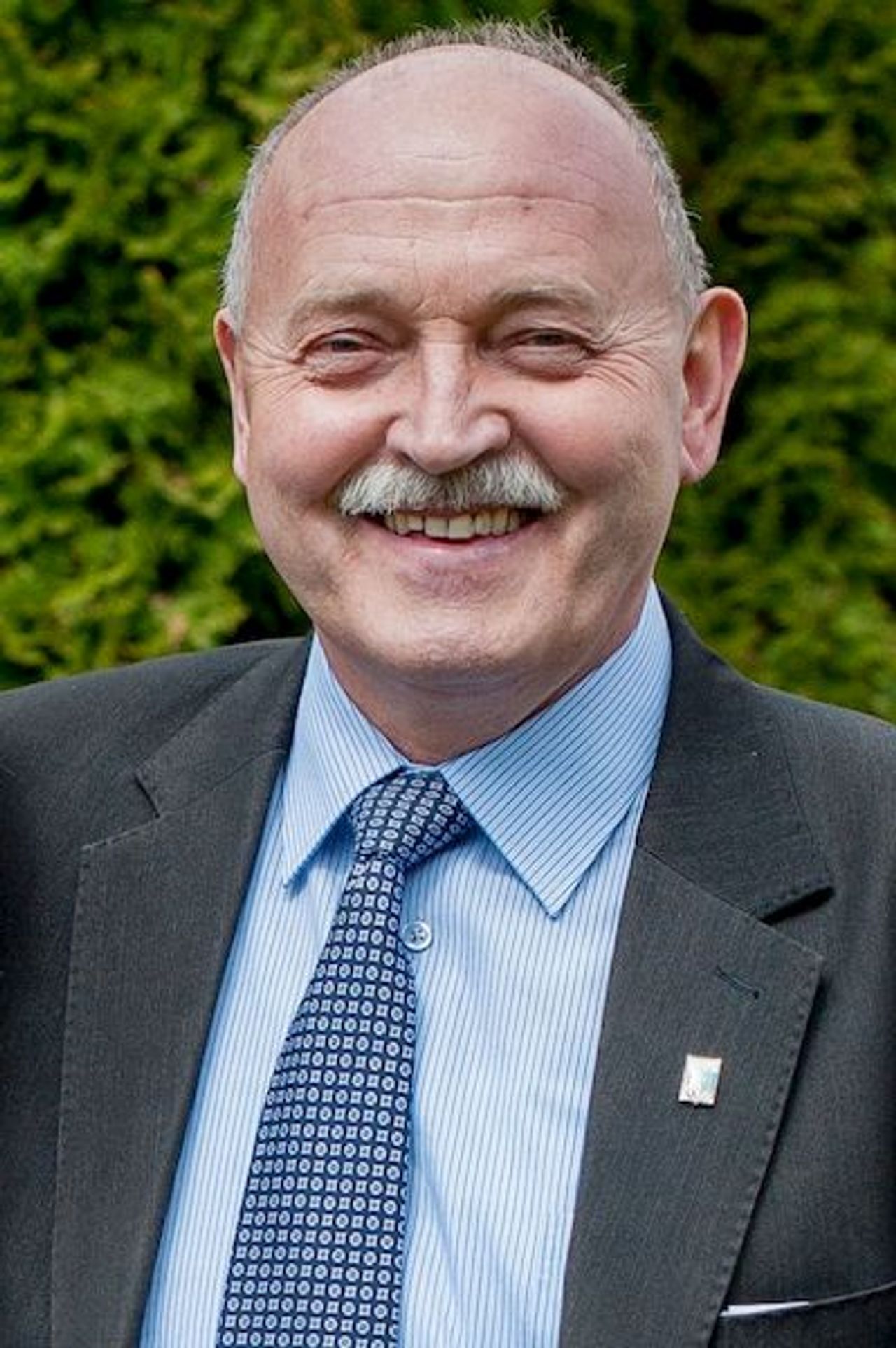 <p>„Nie umiera ten, kto trwa w sercach i pamięci naszej”</p>
<p>Serdeczne podziękowania Wszystkim, którzy w tak bolesnych dla nas chwilach łączyli się z nami w smutku i żalu po stracie kochanego Ojca i Męża<br />śp. Ryszarda Dąbka</p>
<p>Rodzinie, Przyjaciołom, Współpracownikom, Sąsiadom, Znajomym, Przedstawicielom Samorządów oraz Delegacjom serdecznie „Bóg zapłać” za kondolencje, słowa otuchy, modlitwę i tak liczne uczestnictwo podczas ceremonii pogrzebowej</p>
<p>składa Rodzina</p>