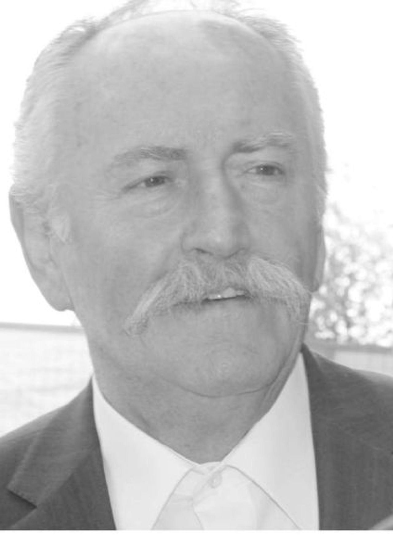 <p>Największe szczęście w życiu to przekonanie,<br />że jest się kochanym za to, kim jesteśmy, albo jeszcze lepiej,<br />pomimo tego, kim jesteśmy<br />(Victor Hugo)<br />Z głębokim bólem i smutkiem zawiadamiamy, że dnia 24 września 2010 r.<br />odszedł od nas w wieku 66 lat nasz kochany Mąż, Tatuś, Teść i Dziadek<br />ś + p<br />Bronisław Grzempowski<br />„Bronek”<br />mistrz fryzjerski<br />Msza św. pogrzebowa odprawiona zostanie we wtorek, 28.9.2010 r.<br />o godzinie 11.00 w kościele pw. św. Jana Bosko, ul. Warzywna.<br />Pogrzeb tego samego dnia o godzinie 13.30 na cmentarzu komunalnym<br />Miłostowo od ul. Gnieźnieńskiej.<br />W smutku pogrążona<br />Rodzina</p>