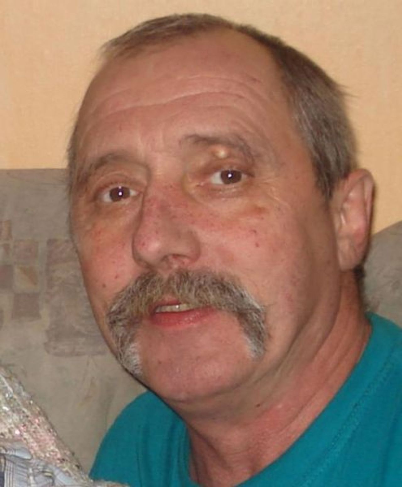 <p><em>"Nigdy dla nikogo z nas nie umarłeś,</em><br /><em>naprawdę będziesz żył zawsze</em><br /><em>w naszych myślach i rozdartych sercach,</em><br /><em>bo Ty żyłeś prawdziwie"</em><br /></p>
<p><em>"Serce złote miałeś od życia dużo chciałeś. Zawsze z czułością o nas dbałeś"</em></p>
<p>Z głębokim żalem zawiadamiamy,<br />że 15 stycznia 2009 roku w wieku 53 lat,<br />odszedł od nas najukochańszy MĄŻ, nasz TATUŚ, BRAT, DZIADEK i TEŚĆ</p>
<h6><strong>Śp.</strong><br /><strong>MIECZYSŁAW FABISIAK</strong></h6>
<p>Pogrzeb odbędzie się dziś, 20 stycznia 2009 roku o godz. 10.40<br />na cmentarzu komunalnym przy ul.Wrocławskiej w Zielonej Górze (NOWY).</p>
<p>Pogrążona w głębokim smutku<br />rodzina</p>
<p>Msza św. w intencji Zmarłego zostanie odprawiona w dniu pogrzebu<br />o godz. 07.30 w kościele konkatedralnym pw.św. Jadwigi.</p>
