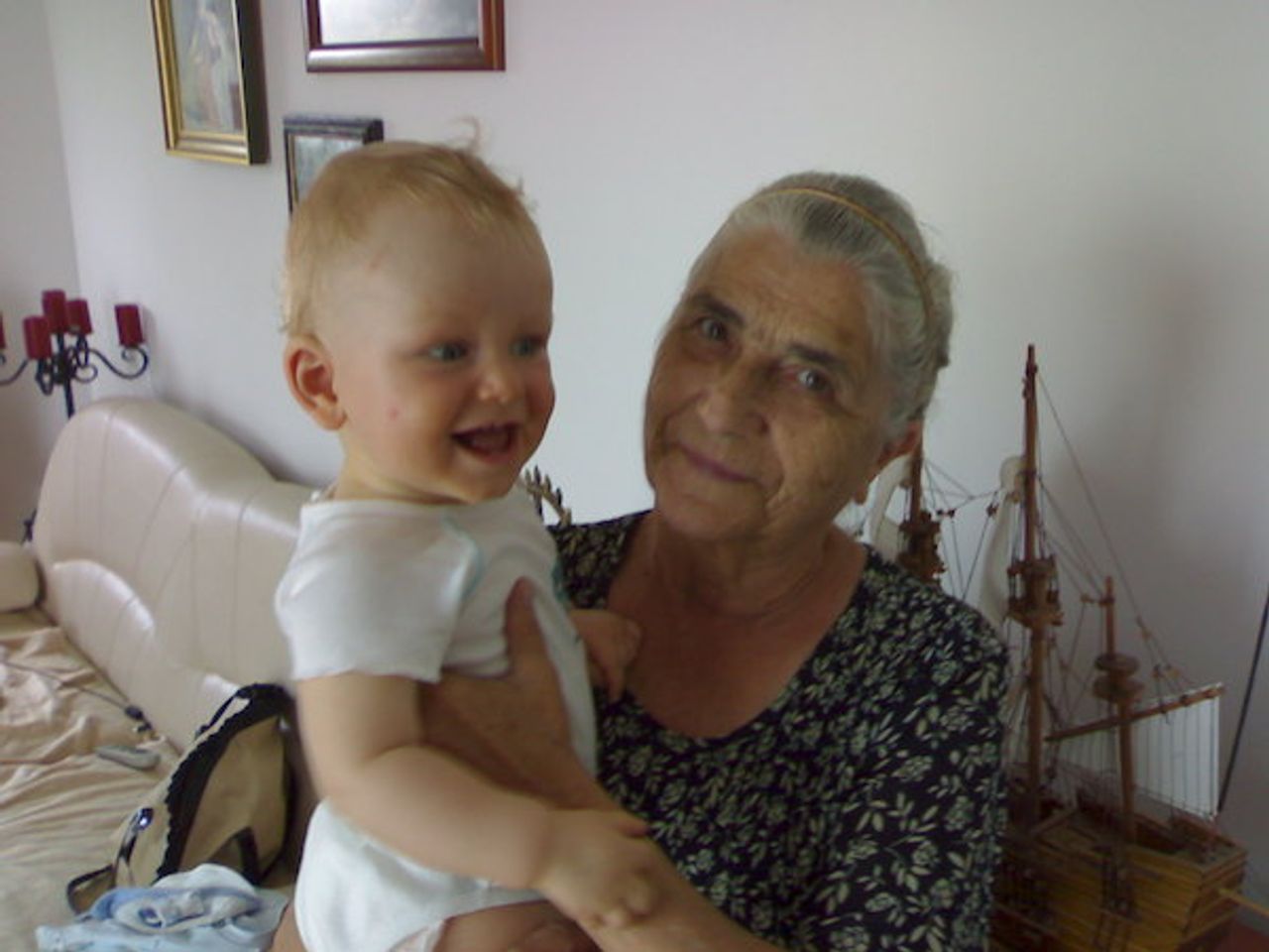 <p><em>" Dla nas Twe serce biło, teraz cicho zasnęłaś "</em></p>
<p>Z głębokim żalem zawiadamiamy, że dnia 16.12.2014 r. zasnęła w Bogu moja kochana Mama, Teściowa, Babcia i Prababcia</p>
<h4>śp. Maria Paprocka</h4>
<p>lat 76</p>
<p>Uroczystości pogrzebowe rozpoczną się 19.12.2014 r. o godz. 11.30 w kościele p.w. Matki Bożej Nieustającej Pomocy przy ul. Szczecińskiej. Msza Św. żałobna o godz. 12.00 w kościele. Pogrzeb na Cmentarzu przy ul. Antczaka ( od parkingu ).</p>
<p>Pogrążona w smutku RODZINA</p>
<p>Bus zostanie podstawiony po Mszy Św. przy kościele.</p>