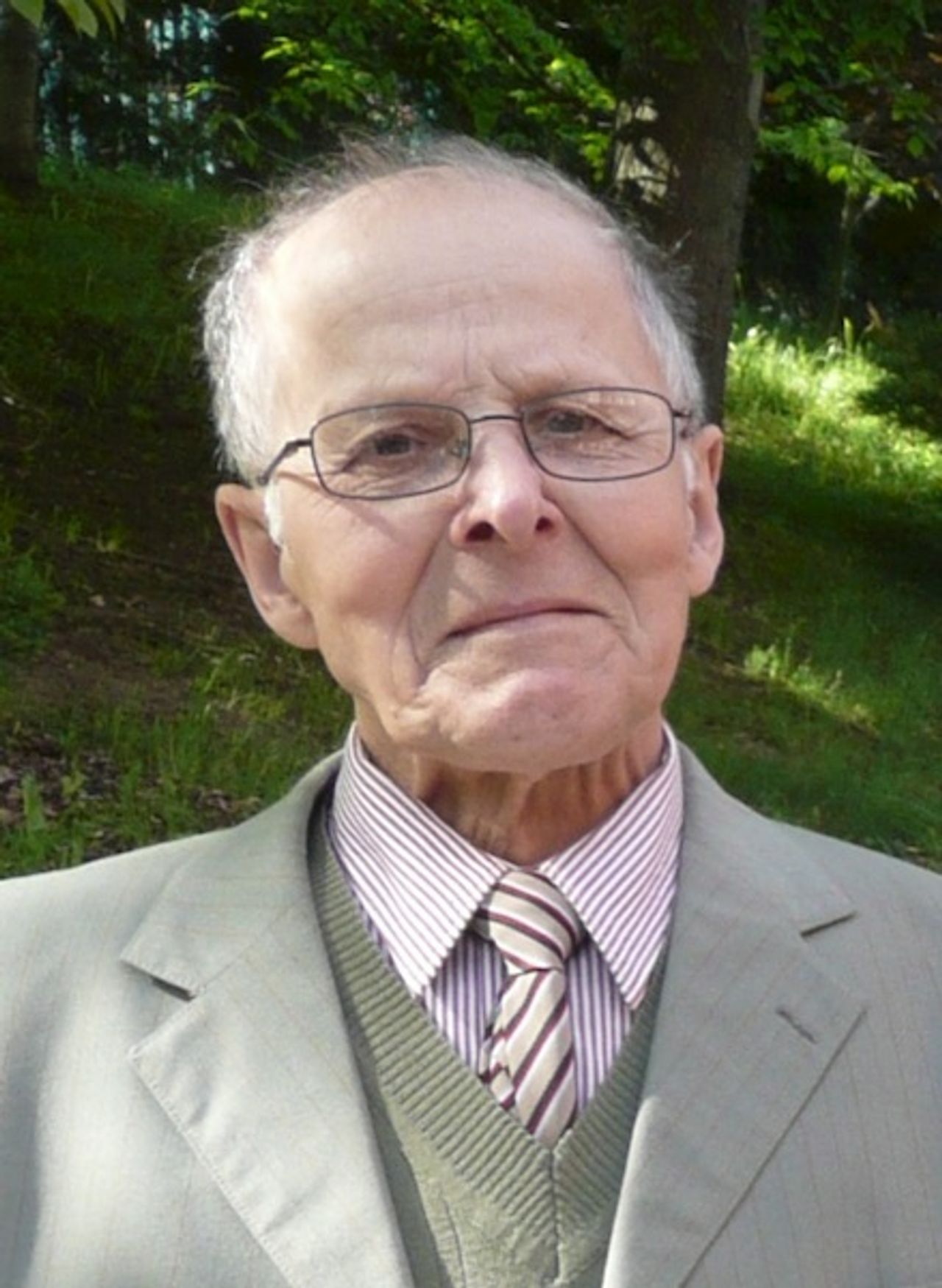 <p>Ci, których kochamy,<br />Na zawsze zostaną w naszych sercach.<br />Z głębokim żalem zawiadamiamy, że w dniu 15 marca 2015 roku odszedł od nas nasz ukochany<br />Tata i Dziadek<br />śp. Franciszek Strzeliński<br />lat 82<br />Uroczystości pogrzebowe rozpoczną się 20 marca 2015 r. o godzinie 12.00 mszą świętą w kościele pw. św. Mateusza w Starogardzie Gd.<br />Pogrążona w smutku</p><p>Rodzina</p>