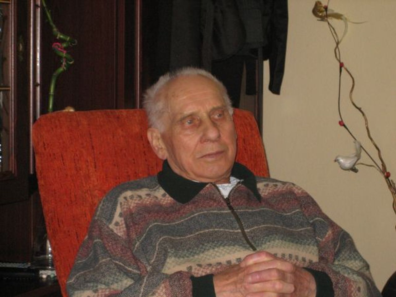 <p><em>"Odszedłeś cicho i bez pożegnania, Jak, ten, co nie chce swym odejściem smucić, Jak ten, co wierzy w chwili rozstania, Że ma niebawem z dobrą wieścią wrócić"</em></p>
<p>Z głębokim żalem zawiadamiamy, że 14 grudnia 2010 roku odszedł od nas ukochany MĄŻ, TATUŚ, TEŚĆ, DZIADEK i PRADZIADEK</p>
<h4>śp. KAZIMIERZ ZAJFERT</h4>
<p>Pogrzeb odbędzie się w piątek, 17 grudnia 2010 roku o godz. 10.30 na nowym cmentarzu komunalnym przy ul. Wrocławskiej w Zielonej Górze.</p>
<p>Pogrążona w smutku rodzina.</p>