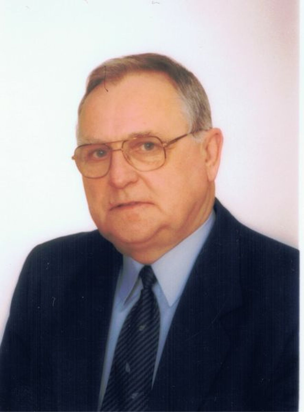 <p>Z żalem zawiadamiamy, że w dniu 7.11.2009 r. odszedł od nas nagle ukochany Mąż, Ojciec i Dziadek<br />lek. med. Tadeusz Gajewski<br />Uroczystości pogrzebowe odbędą się dnia 17.11.2009 r. o godz. 12.20 na cmentarzu Rakowickim w Krakowie.<br />Pogrążona w smutku<br />Rodzina</p>