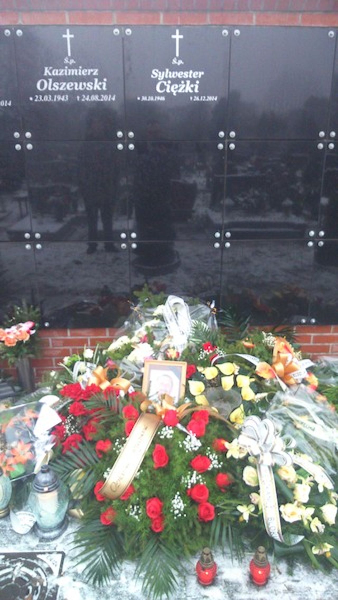<p>Z głębokim żalem zawiadamiamy, że dnia 26.12.2014 r. zasnął w Bogu nasz kochany Mąż, Ojciec, Teść i Dziadek</p>
<p>śp. SYLWESTER CIĘŻKI</p>
<p>lat 68</p>
<p>Pogrzeb z mszą świętą odbędzie się dnia 31.12.2014 r. o godz. 8.30 na cmentarzu parafialnym przy ul. Zaświat w Bydgoszczy.</p>
<p>Pogrążona w smutku Rodzina.</p>
<p>.</p>