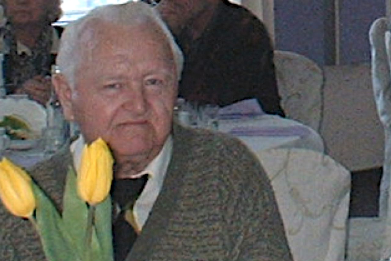 <p>Nie wiem, jaki tam będzie<br />Świat wtóry,<br />Jakie grzesznych radości ominą.<br />Moje niebo musi pachnąć świerczyną,<br />W moim niebie będą lasy i góry.</p>
<p>Dnia 6 września 2013 r. odszedł, w wieku 89 lat,<br />ukochany Mąż, Ojciec, Dziadek, Przyjaciel</p>
<h4>Śp. Bolesław Ruta</h4>
<p>Długoletni pracownik Lasów Państwowych</p>
<p>Msza św. żałobna odprawiona zostanie dnia 17 września 2013 r.<br />o godz. 9.00 w kaplicy na cmentarzu w Wejherowie.</p>
