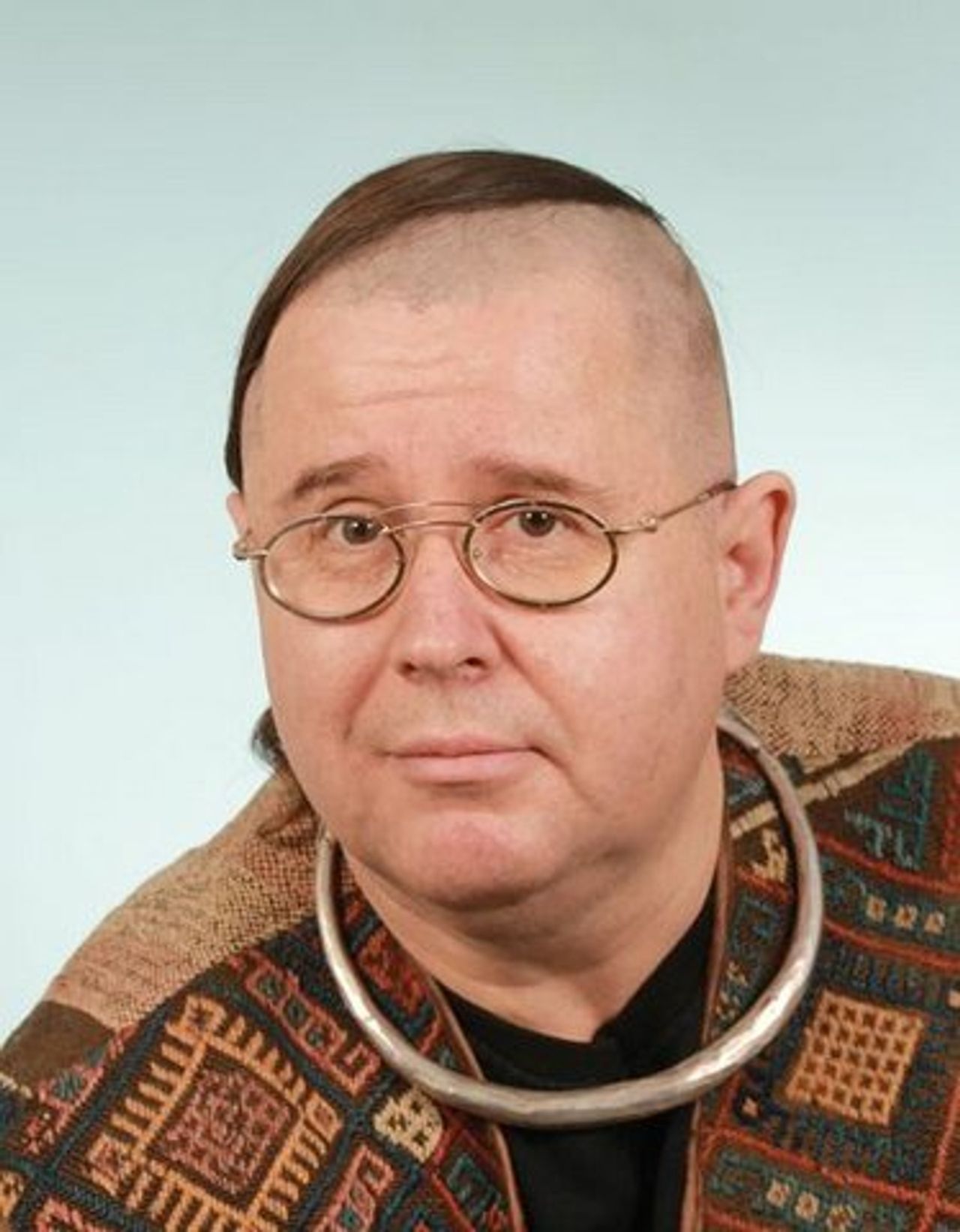 <p>Pogrążeni w wielkim bólu i smutku zawiadamiamy,</p><p>że dnia 22 października 2015 roku, zmarł,</p><p>nasz najukochańszy brat, ojciec i szwagier</p><p>Prof. zw. dr hab. Wiesław Olszewski</p><p>Pracownik naukowy Wydziału Historycznego</p><p>Uniwersytetu im. Adama Mickiewicza</p><p>Znawca dziejów powszechnych XIX i XX wieku oraz</p><p>kultury obszarów pozaeuropejskich, głównie Azji i</p><p>Pacyfiku. Badacz dziejów Dalekiego Wschodu tamtejszych</p><p>grup etnicznych. Autor wielu książek naukowych i</p><p>popularnonaukowych, podróżnik i reportażysta, analityk</p><p>współczesnego świata. Długoletni przewodniczący</p><p>Rady Naukowej Muzeum Azji i Pacyfiku. Członek Polskiego</p><p>Towarzystwa Historycznego.</p><p>Oznaczony Krzyżem Oficerskim Orderu Odrodzenia Polski</p><p>za wybitne zasługi w upowszechnianiu wiedzy o najnowszej</p><p>historii Polski.</p><p>Za wybitne zasługi w działalności na rzecz upowszechnienia</p><p>dorobku kulturowego narodów Azji i Pacyfiku odznaczony</p><p>Krzyżem Kawalerskim Orderu Odrodzenia Polski, odznaczony</p><p>przez Prezydenta Wietnamu Wietnamskim Orderem Przyjaźni</p><p>za badania nad Wietnamem i Indochinami oraz przez Prezydenta</p><p>Federacji Rosyjskiej Orderem Przyjaźni za książkę o obozie</p><p>jenieckim w Strzałkowie. Nagradzany wielokrotnie przez</p><p>Rektora UAM.</p><p>Człowiek wielkiego formatu i serca, wielu zalet i talentów.</p><p>Jedna z najbarwniejszych postaci świata akademickiego</p><p>i samego Poznania.</p><p>W głębokim smutku pogrążona rodzina</p><p>syn Jędrzej, córka Julia, siostra Marzenna z mężem</p><p>Andrzejem Graczem oraz pozostali członkowie rodziny.</p><p>Pogrzeb odbędzie się 29 października 2015 roku</p><p>o godz. 13.10 na cmentarzu na Junikowie.</p>