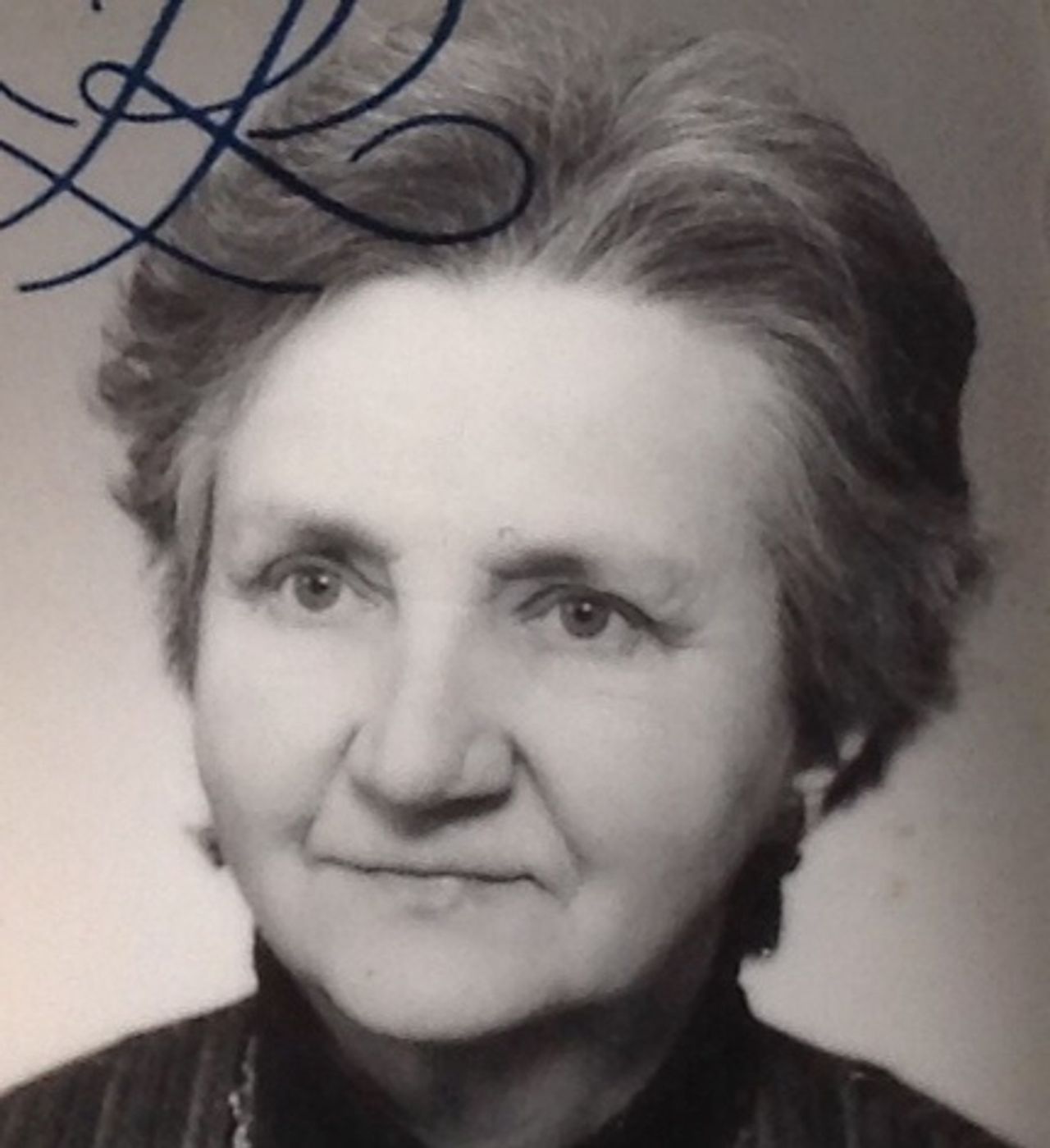 <p>Z głębokim żalem zawiadamiamy,<br />że dnia 31 października 2014 r. odeszła<br />nasza kochana Żona, Mama i Babcia</p>
<p>ś+p<br />Ewa Chodnik</p>
<p>Nauczycielka, Członkini Szarych Szeregów,<br />Wspaniały Człowiek i Patriotka</p>
<p>Msza święta żałobna odprawiona zostanie 6 listopada 2014 r.<br />o godz. 11.00 w kościele Ojców Cystersów w Oliwie przy ul. Polanki.<br />Pogrzeb tego samego dnia o godz. 12.30 na cmentarzu w Oliwie.</p>
<p>Pogrążona w smutku<br />Rodzina</p>