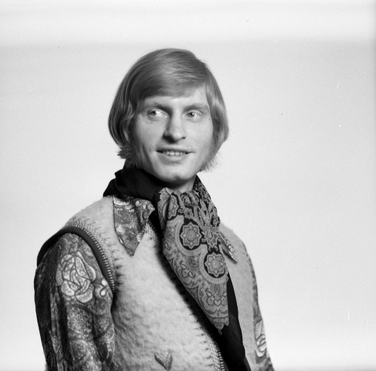 <h4>Ś†P<br />ZBIGNIEW SZTYC<br />saksofonista</h4>
<p>Członek zespołów muzycznych „SZWAGRY”<br />CZESŁAW NIEMEN I AKWARELE<br />CZESŁAW NIEMEN I ENIGMATIC</p>
<p>Kochany Ojciec, Teść, Dziadek i Brat</p>
<p>przeżywszy lat 69,<br />zmarł nagle dnia 10 lutego 2015 roku.</p>
<p>Nabożeństwo żałobne odprawione zostanie<br />w środę 4 marca 2015 roku o godz. 12.20<br />w kaplicy na cmentarzu Rakowickim, po czym nastąpi<br />odprowadzenie Zmarłego na miejsce wiecznego spoczynku,<br />o czym zawiadamiają pogrążeni w głębokim smutku</p>
<p>Synowie, Synowe, Wnuczka i Rodzina</p>
<p>Prosimy o nieskładanie kondolencji.</p>