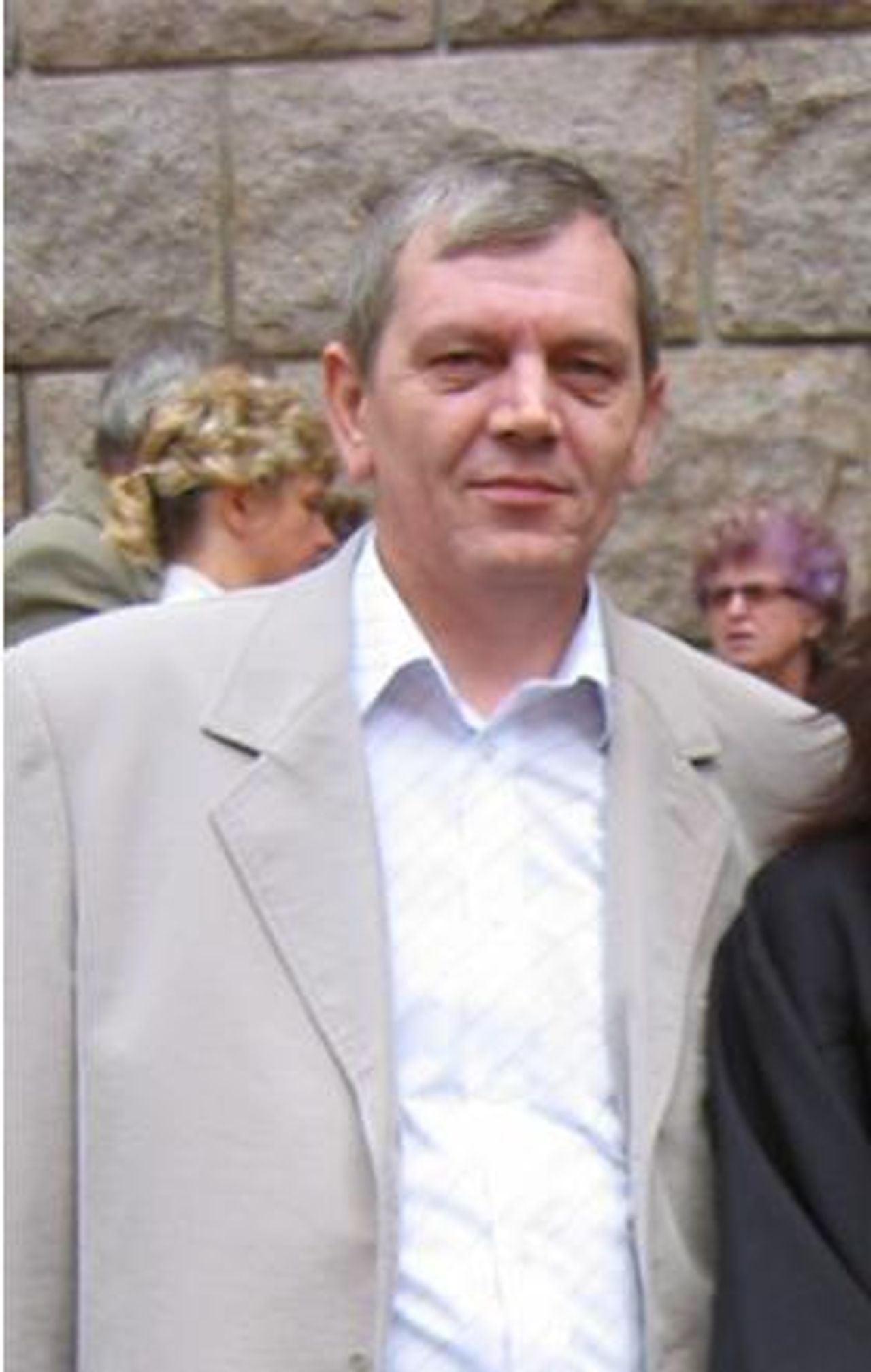 <p><em>" Jak trudno żegnać na zawsze kogoś, Kto jeszcze mógł być z nami "</em></p>
<p>Z głębokim żalem zawiadamiamy, że 20 listopada 2011 roku zmarł, przeżywszy 58 lat, mój kochany SYN, MĄŻ, ZIĘĆ, nasz TATUŚ, TEŚĆ, BRAT i DZIADEK</p>
<h4><strong>KRZYSZTOF BUKOWIEC</strong></h4>
<p>Pogrzeb odbędzie się w czwartek, 24 listopada 2011 roku o godz. 11.50 na cmentarzu komunalnym (starym) przy ul.Wrocławskiej w Zielonej Górze.</p>
<p>Pogrążona w smutku Rodzina.</p>
<p>Prosimy o nieskładanie kondolencji</p>