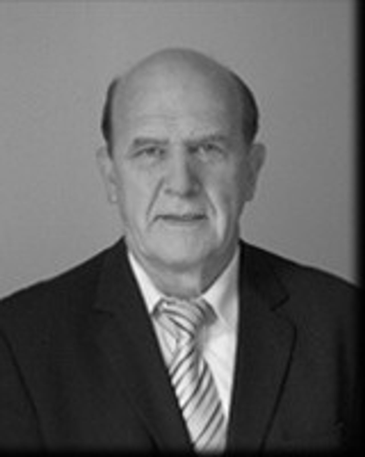 <p>Dr inż. Krzysztof Orłowski<br />urodzony 27 czerwca 1949 roku - zmarł 9 kwietnia 2021 roku.</p><p>Doktor nauk matematycznych, nauczyciel akademicki,</p><p>wieloletni pracownik Politechniki Wrocławskiej.</p><p>Autor publikacji matematycznych z teorii gier czasowych.</p><p>Ceniony wykładowca i wychowawca wielu pokoleń studentów.</p><p>Człowiek wysokiej kultury osobistej, życzliwy dla innych, bardzo lubiany kolega.<br />Kochany mąż i ojciec.</p><p>Rodzinie</p><p>składamy</p><p>wyrazy najszczerszego żalu i współczucia</p><p>Dziekan Wydziału Matematyki</p><p>i cała społeczność akademicka Politechniki Wrocławskiej</p><p>Uroczystości pogrzebowe rozpoczną się<br />w dniu 15 kwietnia 2021 r. godzinie 13.00<br />mszą św. żałobną na Cmentarzu Komunalnym przy ul. Kiełczowskiej 90.</p>