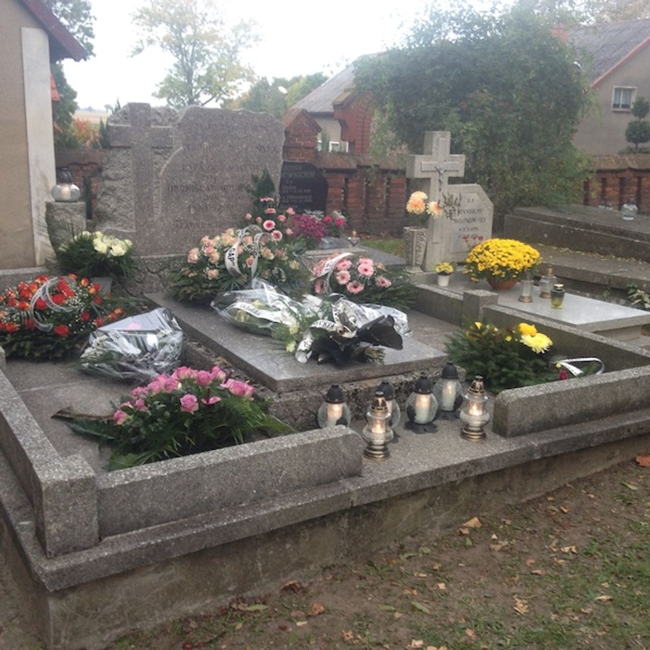 <p>W dniu 19 września 2013 r. odeszła w Bogu</p>
<p>ś + p<br />Krystyna Misiurewicz<br />radca prawny – adwokat</p>
<p>Pożegnanie ciała Zmarłej odbędzie się 25 września 2013 r. o godz. 11.20<br />na cmentarzu Miłostowo (wejście od ul. Warszawskiej),<br />a prochy zostaną pochowane w grobowcu rodzinnym w Lisewie,</p>
<p>o czym zawiadamia pogrążona w bólu</p>
<p>Rodzina – Syn, Wnuk, Kuzyn i Kuzynki</p>