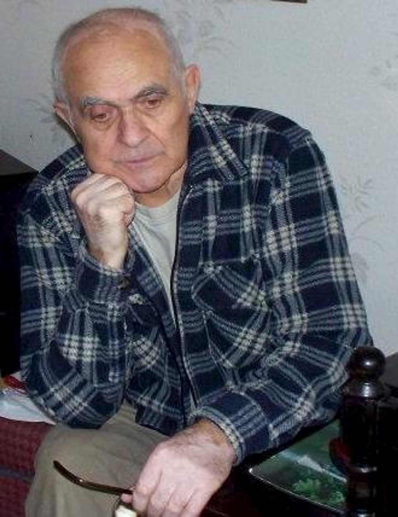 <p>Z ogromnym żalem zawiadamiamy, że w dniu 4 czerwca 2011 r.,<br />po krótkiej, lecz ciężkiej chorobie, zmarł<br />nasz Drogi Mąż, Ojciec i Dziadek,<br />emerytowany pracownik NIK<br />ś.p.<br />Jerzy Smyka<br />Pogrzeb odbędzie się w dniu 9 czerwca br. (czwartek) o godz. 12.00<br />na cmentarzu pod wezwaniem św. Wojciecha na Kurczakach.</p>
<p>Pozostają pogrążeni w bólu<br />Żona, Córka z Mężem, Syn z Żoną i Wnuczka</p>
<p>Prosimy o nieskładanie kondolencji.</p>