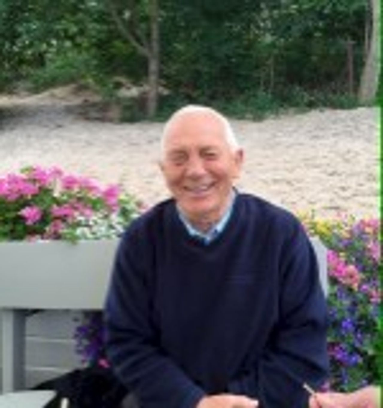 <p>Z ogromnym smutkiem powiadamiamy,<br />że w dniu 29 września 2015 roku zmarł<br />Ś+P<br />Włodzimierz Pijanowski<br />Nasz ukochany Mąż, Tatuś, Dziadziuś.<br />Był wychowany przez doświadczenie wojenne,<br />lecz uśmiech zawsze łatwo gościł w Jego oku.<br />Był duchem niezależnym, życzliwy światu i niezłomnie oddany rodzinie.<br />Będziemy o Tobie pamiętać!<br />Wiesia, Alicja, Violetta, Jędruś i Karlusia<br />Uroczystości pogrzebowe odbędą się w środę, 7 października 2015 roku,<br />o godz. 14.30 w kaplicy cmentarza pw. Wszystkich Świętych "Nowy Zarzew", ul. Zakładowa 4, Łódź.</p>