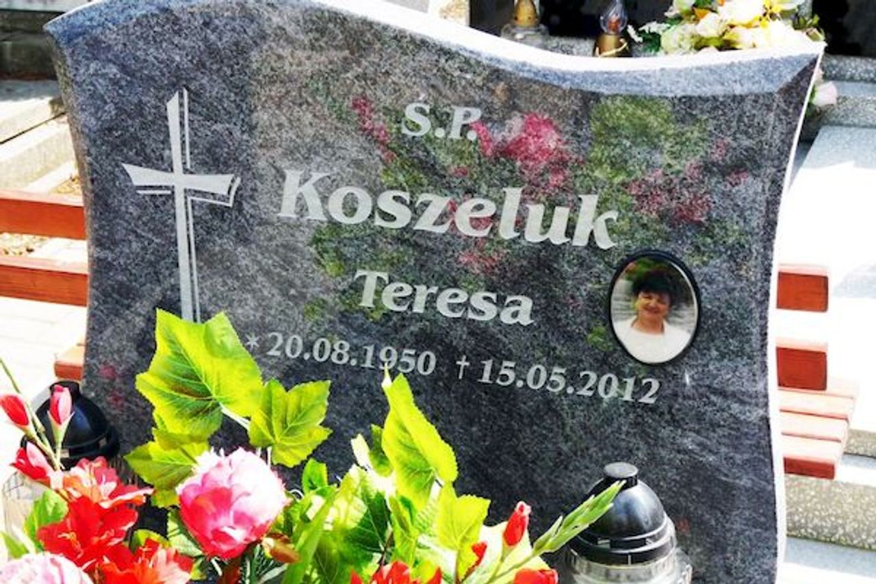 <p>Rodzinie zmarłej TERESY KOSZELUK wyrazy szczerego współczucia składają współpracownicy ze Spółdzielni Inwalidów ,,Warta''</p>