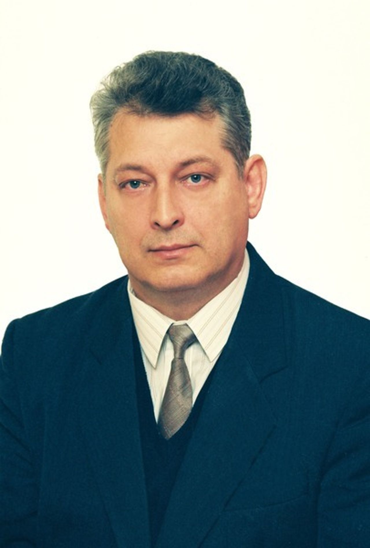 <p>Z głębokim żalem zawiadamiam,<br />że w dniu 13 marca 2017 r. zmarł</p>
<h5><strong>dr hab. PIOTR JAKONIUK</strong></h5>
<p>Emerytowany Kierownik Zakładu Diagnostyki Mikrobiologicznej<br />Uniwersytetu Medycznego w Białymstoku<br />Prodziekan Wydziału Lekarskiego AMB 1990-1993<br />Prorektor ds. Studenckich AMB 1993-1996</p>
<p>Docent Piotr Jakoniuk urodził się 27 czerwca 1945r. w Białymstoku.<br />W roku 1969 ukończył studia na Wydziale Lekarskim Akademii Medycznej w Białymstoku.<br />Stopień naukowy doktora nauk medycznych uzyskał w 1974 roku,<br />a następnie w 1989 roku stopień doktora habilitowanego.<br />W 2000 r. utworzył na Wydziale Farmaceutycznym Zakład Diagnostyki Mikrobiologicznej,<br />którym kierował do 2007 roku.</p>
<p>Tematyka naukowo- badawcza: epidemiologia i chemioterapia zakażeń gronkowcami;<br />immunostymulacyjne działanie lipidów Listeria monocytogenes; immunostymulacyjne efekty antybiotyków.</p>
<p>W Zmarłym żegnamy wspaniałego człowieka, szanowanego nauczyciela akademickiego, wychowawcę młodzieży.</p>
<p>Wyrazy głębokiego współczucia</p>
<p><strong>Żonie i Bliskim</strong></p>
<p>w imieniu społeczności akademickiej<br />składa</p>
<p>Rektor<br />Uniwersytetu Medycznego w Białymstoku</p>
<p>Nabożeństwo żałobne zostanie odprawione 15 marca 2017 r. o godz. 11:00.<br />w Kościele pw. Św. Wojciecha przy ul. Warszawskiej 46a,<br />po którym nastąpi Pochowanie na Cmentarzu Farnym przy ul. Raginisa w Białymstoku.</p>