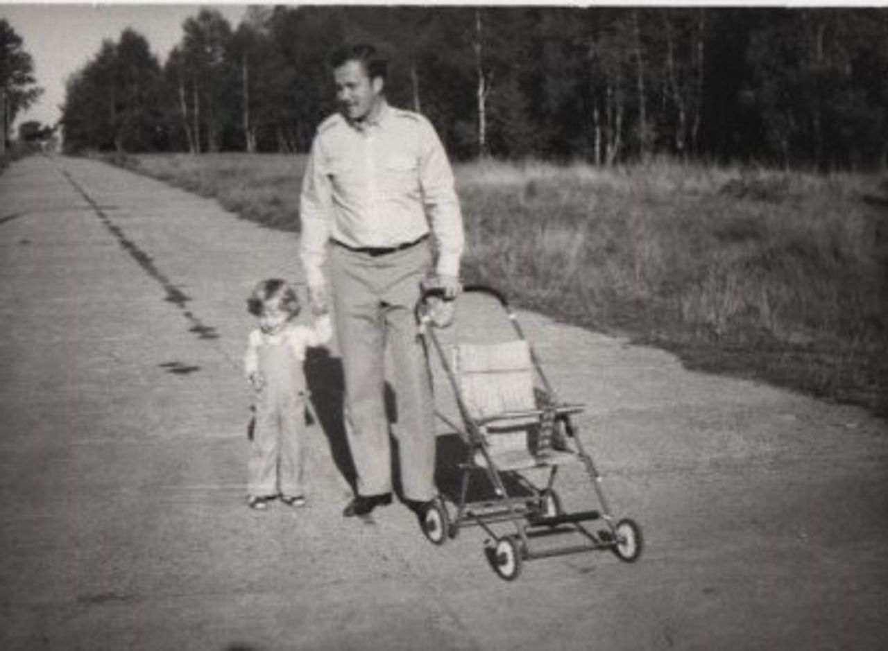 <p>Z wielkim żalem zawiadamiamy, że 5 sierpnia 2017 roku zmarł nagle, w wieku 59 lat<br />ukochany Mąż, wspaniały Tatuś i troskliwy Dziadziuś</p><p>Krzysztof Ryszard Wojtanka</p><p>absolwent Administracji na Uniwersytecie Łódzkim<br />i Szkoły Chorążych Administracji Wojskowej.</p><p>Był Człowiekiem wielkiego serca i dobroci,<br />angażującym się w pomoc potrzebującym.<br />Jego wszechstronna wiedza stanowiła wsparcie dla innych.</p><p>Uroczystości pogrzebowe odbędą się<br />17 sierpnia 2017 r. o godzinie 12.00<br />na cmentarzu wojskowym Doły w Łodzi.</p><p>Żona Joanna, Syn Michał z Żoną Kingą,<br />Wnuki: Krzyś i Adaś</p>