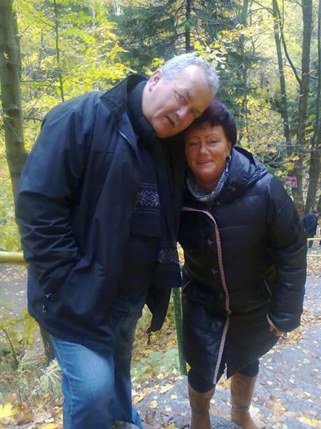 <p><em>"Pokój Ci wieczny w cichej krainie, </em><br /><em>gdzie ból nie sięga, gdzie łza nie płynie,</em><br /><em> Gdzie słyszysz Boga głos serdeczny. </em><br /><em>Pokój Ci wieczny."</em></p>

<p>Z głębokim bólem i żalem zawiadamiamy,<br />że 5 lutego 2014r. w wieku 57 lat<br />odszedł od nas<br />mój kochany MĄŻ nasz TATUŚ i DZIADZIUŚ</p>
<h6><strong>śp. </strong><br /><strong>KRZYSZTOF LABUSZKA</strong></h6>
<p>Uroczystości pogrzebowe rozpoczną się<br />dziś, 7 lutego 2014r. o godz. 13:00<br />mszą św. w kościele pw. Św. Antoniego w Przylepie.<br />Wystawienie ciała na cmentarzu o godz. 12:00.</p>
<p>Pogrążona w żałobie<br />rodzina</p>