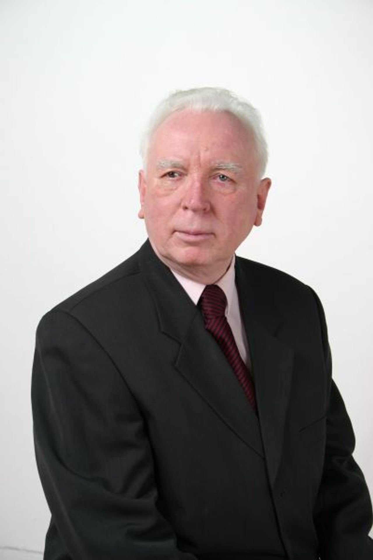 <p>Nie umiera ten, Kto pozostaje w pamięci żywych... Z sercem pełnym bólu i smutku zawiadamiamy, że dnia 26 stycznia 2010 r. zmarł nagle mój najukochańszy Mąż, nasz kochany Ojciec, Teść, Dziadek, Pradziadek, Brat i Szwagier śp. Jerzy Żurawski lat 80 zasłużony nauczyciel, wychowawca wielu pokoleń i przyjaciel młodzieży Pożegnanie i modlitwa różańcowa za duszę Zmarłego rozpoczną się w czwartek, 4.02.2010 r. o godz. 10.00 w kaplicy Domu Pogrzebowego ELWAN ul. Paderewskiego 24 (Tarpno) w Grudziądzu. Msza św. żałobna odprawiona zostanie o godz. 11.00 w kolegiacie św. Mikołaja (FARA) ul. Kościelna w Grudziądzu. Pogrzeb odbędzie się po mszy św. o godz. 12.00 na cmentarzu Farnym ul. Cmentarna w Grudziądzu. Pogrążeni w smutku ŻONA z SYNAMI i RODZINĄ</p>