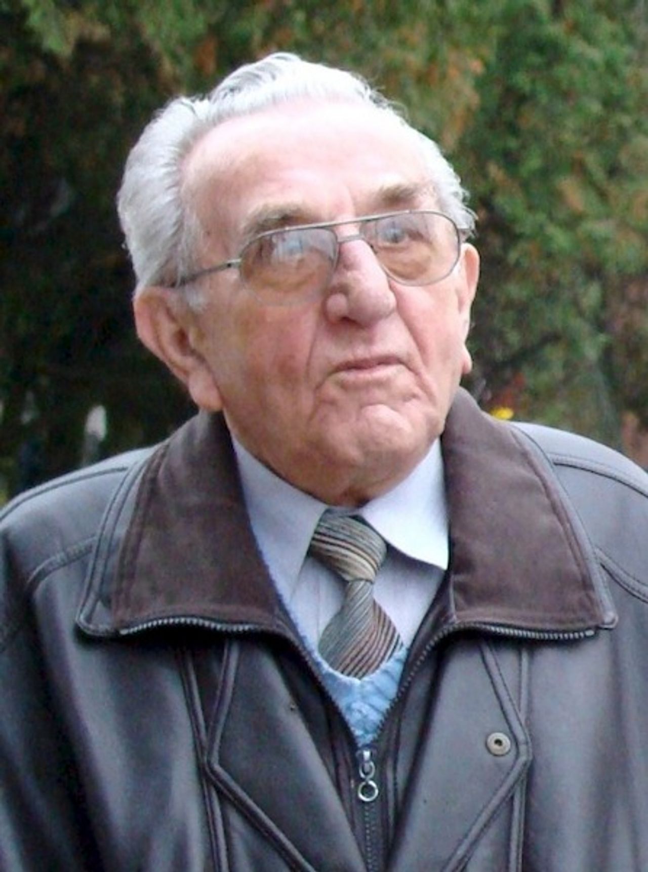 <p>Z głębokim żalem zawiadamiamy, że w dniu<br />20.2.2011 r. zmarł nasz kochany Ojciec, Teść,<br />Dziadek i Pradziadek<br />ś + p<br />Sylwester Soporowski<br />88 lat<br />Uroczystości pogrzebowe odbędą się 1 marca 2011 r.<br />o godz. 13.10 na cmentarzu junikowskim.<br />Pogrążona w smutku rodzina</p>