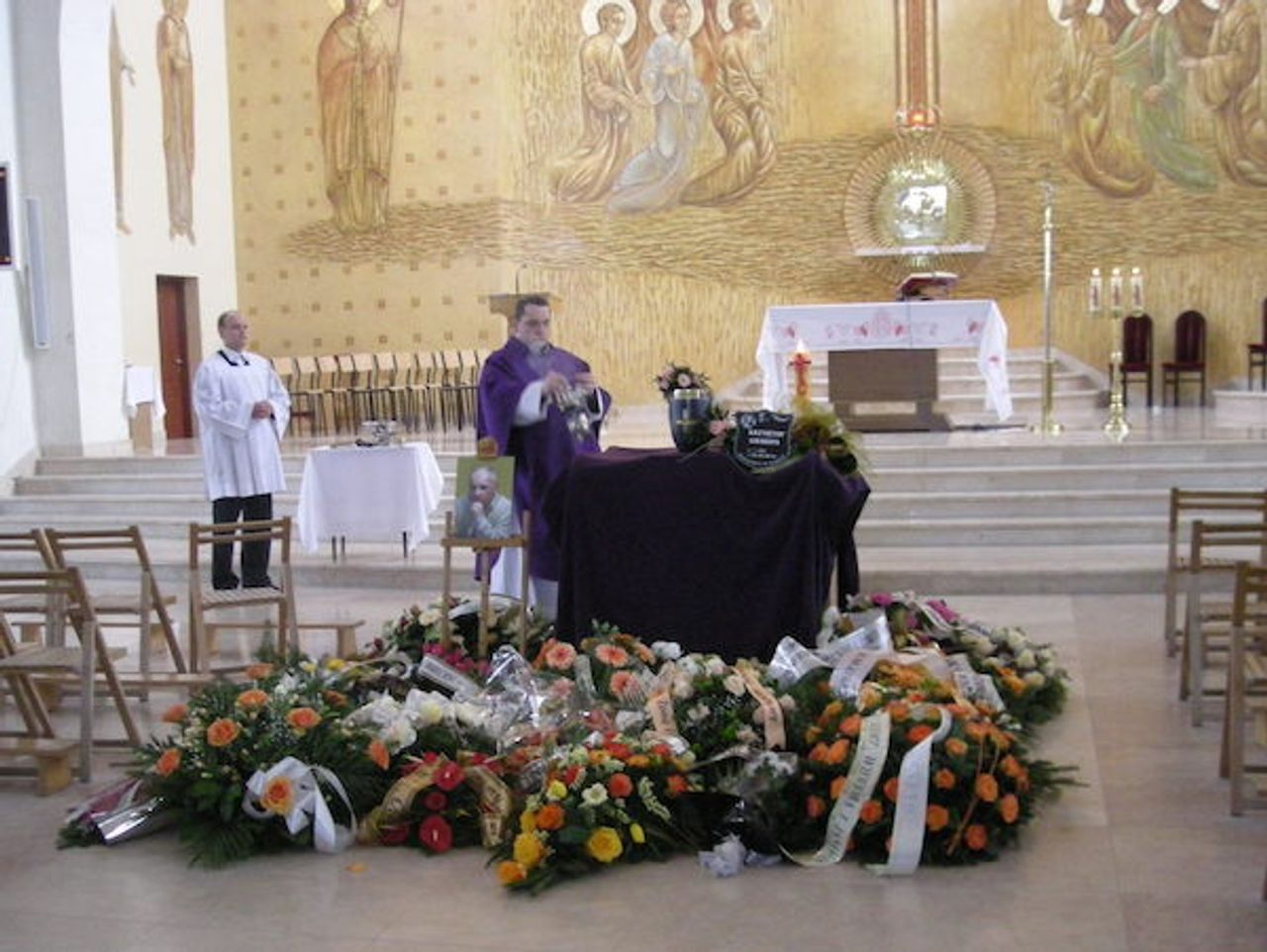 <p>"Nie umiera ten, kto trwa w pamięci żywych"</p>
<p>Żegnamy z bólem</p>
<p>śp.</p>
<p>Krzysztofa Gwardysia</p>
<p>Nauczyciela - Opiekuna, otwartego na ludzi i świat.</p>
<p>Był dla nas oparciem i ostoją. Brakować nam będzie Jego humoru,</p>
<p>odwagi, bezkompromisowości i poczucia bezpieczeństwa,<br />które nam zapewniał.</p>
<p>W naszej pamięci pozostanie na zawsze jako wielki Przyjaciel młodzieży.</p>
<p>Uczniowie Zespołu Szkół Ponadgimnazjalnych<br />przy ul. Jasnej 31 w Gliwicach</p>