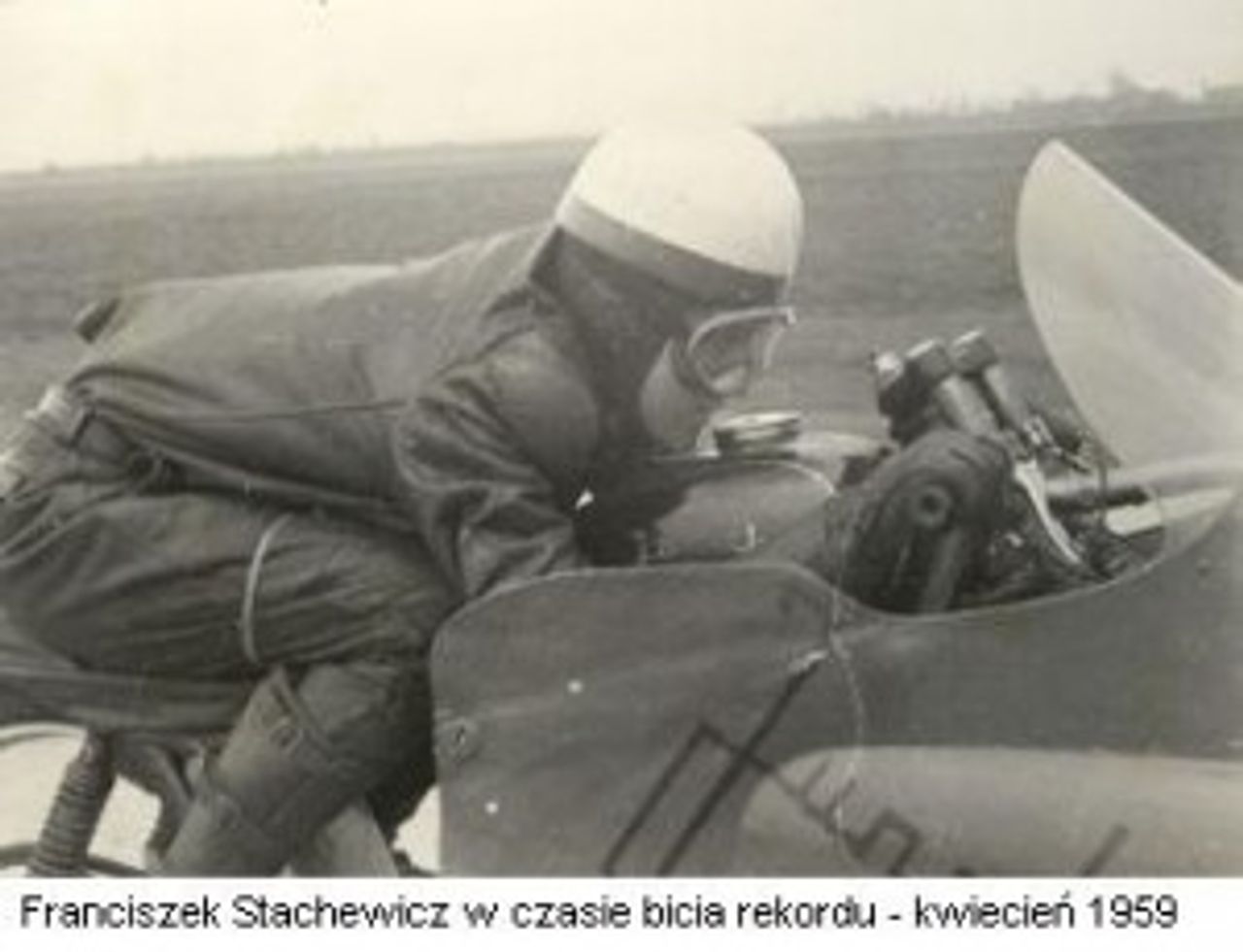 <p><em><strong>Żegnamy znakomitego zawodnika sportów motorowych.</strong></em></p>
<p><strong>WYRAZY WSPÓŁCZUCIA RODZINIE<br />I BLISKIM</strong></p>
<p>Przesyła Prezes i Zarząd PZM w Gdańsku</p>