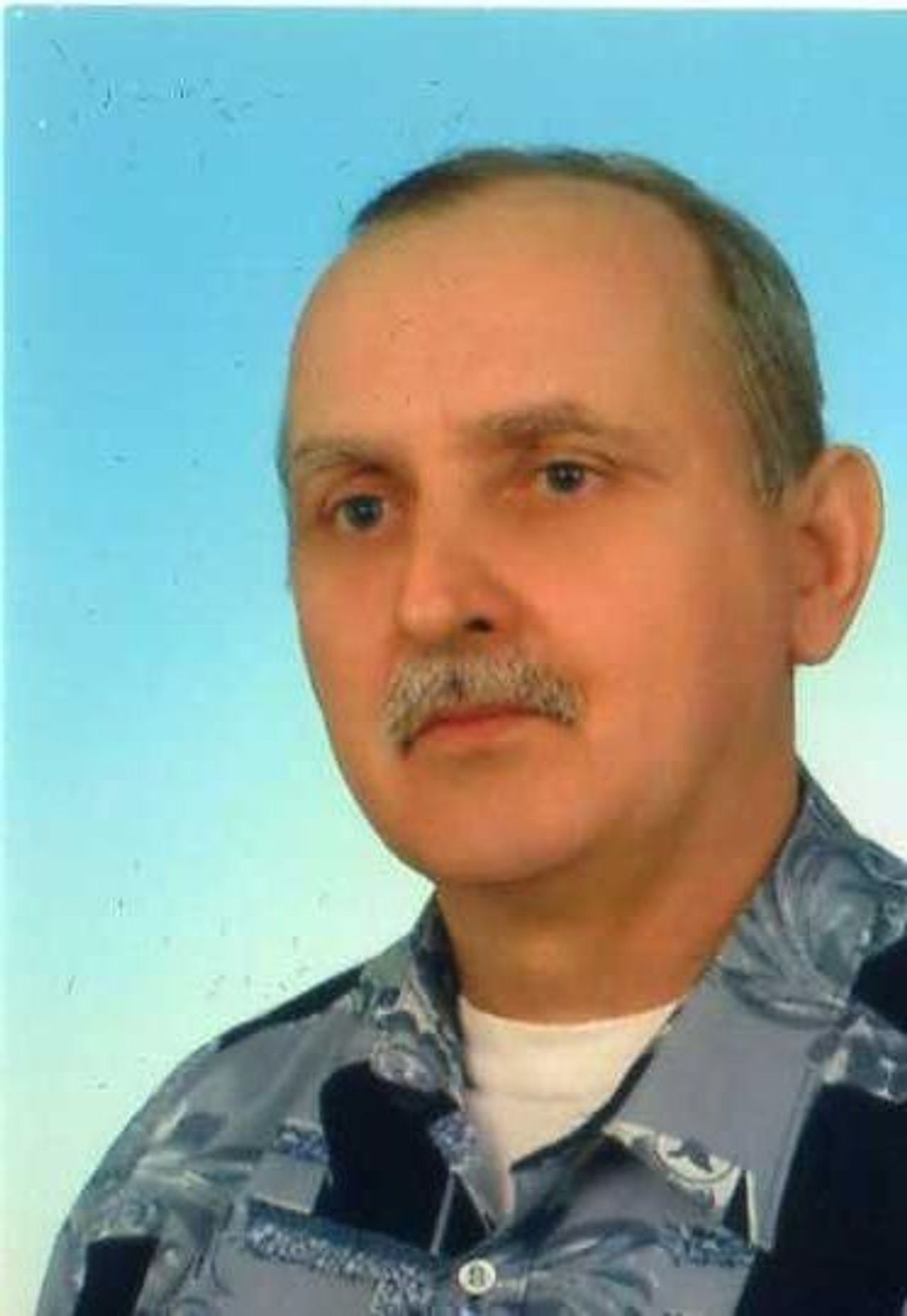 <p>Mówi się, że potrzeba tylko jednej minuty, żeby kogoś zauważyć, Jednej godziny, żeby go ocenić i jednego dnia, żeby go polubić, Ale całego życia, by go później nie zapomnieć Dnia 8 marca 2009 roku zmarł tragicznie na stanowisku pracy śp. Jerzy Pietruszewski lat 58. Człowiek prawy, skromny i szlachetnego serca. Żonie, Dzieciom i całej Rodzinie wyrazy głębokiego współczucia składają Zarząd i Pracownicy Drukarni POZKAL. Msza św. zostanie odprawiona dnia 12.03.2009 r. o godz. 7.30 w kościele pw. Królowej Jadwigi w Inowrocławiu. Pogrzeb odbędzie się tego samego dnia o godz. 13.00 na cmentarzu Zwiastowania Najświętszej Marii Panny</p>