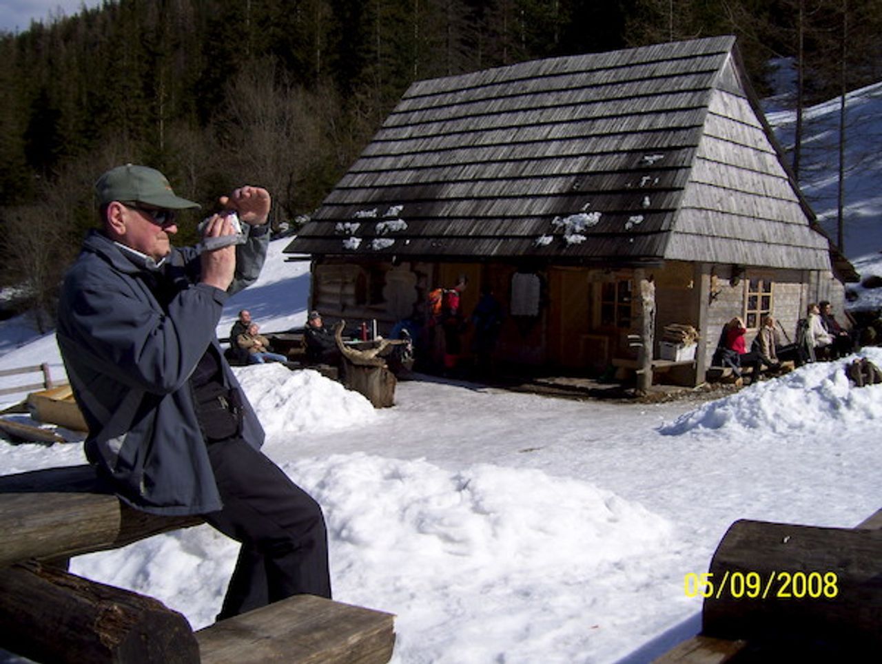 <p>Z głębokim smutkiem zawiadamiamy, że 22 lutego 2011 r. zmarł</p>
<h4>Leszek Pietrasik</h4>
<p>Wieloletni pracownik PWSFTviT w Łodzi, mistrz oświetlenia planów filmowych. Człowiek życzliwy, serdeczny, pogodny. Wyrazy współczucia Rodzinie składają Kierownictwo Uczelni, Studenci, Pracownicy Państwowej Wyższej Szkoły Filmowej, Telewizyjnej i Teatralnej w Łodzi</p>