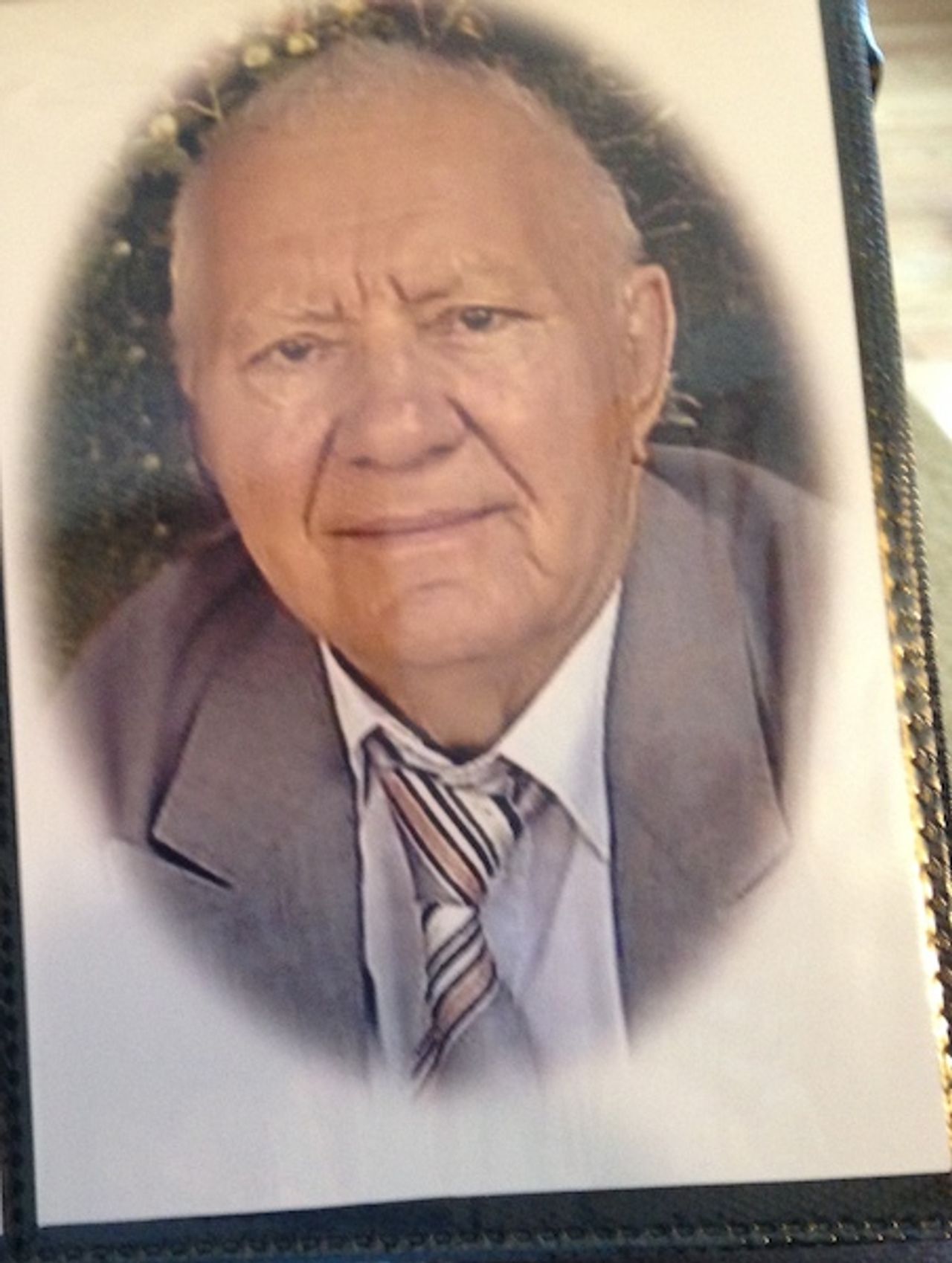 <p>Z sercem pełnym bólu i smutku zawiadamiamy, że 17.12.2012 r. zasnął w Bogu kochany Mąż, Ojciec, Teść, Dziadek i Pradziadek</p>
<h4>śp. Marian Kadow lat 87</h4>
<p>Uroczysta msza pożegnalna odbędzie się 27.12.2012 r. (czwartek) o godzinie 14.00 w kościele pw. św. Polskich Braci Męczenników ul. Popiełuszki w Bydgoszczy. Pogrzeb odbędzie się w Rzeszowie.</p>
<p>W smutku pogrążona Żona z Rodziną</p>