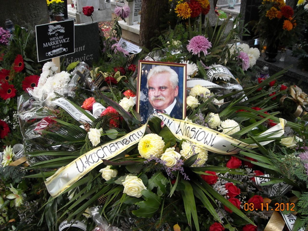 <p>Z sercem pełnym bólu i smutku zawiadamiamy, że dnia 26.10.2012 r. zasnął w Bogu nasz kochany Mąż, Tata, Syn i Brat</p>
<p>śp. WIESŁAW MARKIEWICZ</p>
<p>lat 55</p>
<p>Msza św. i pogrzeb odbędzie się dnia 31.10.2012 r. (środa) o godz. 11.00 na cmentarzu parafialnym św. Trójcy na Jarach.</p>
<p>W smutku pogrążona Żona z Dziećmi i Rodzina</p>