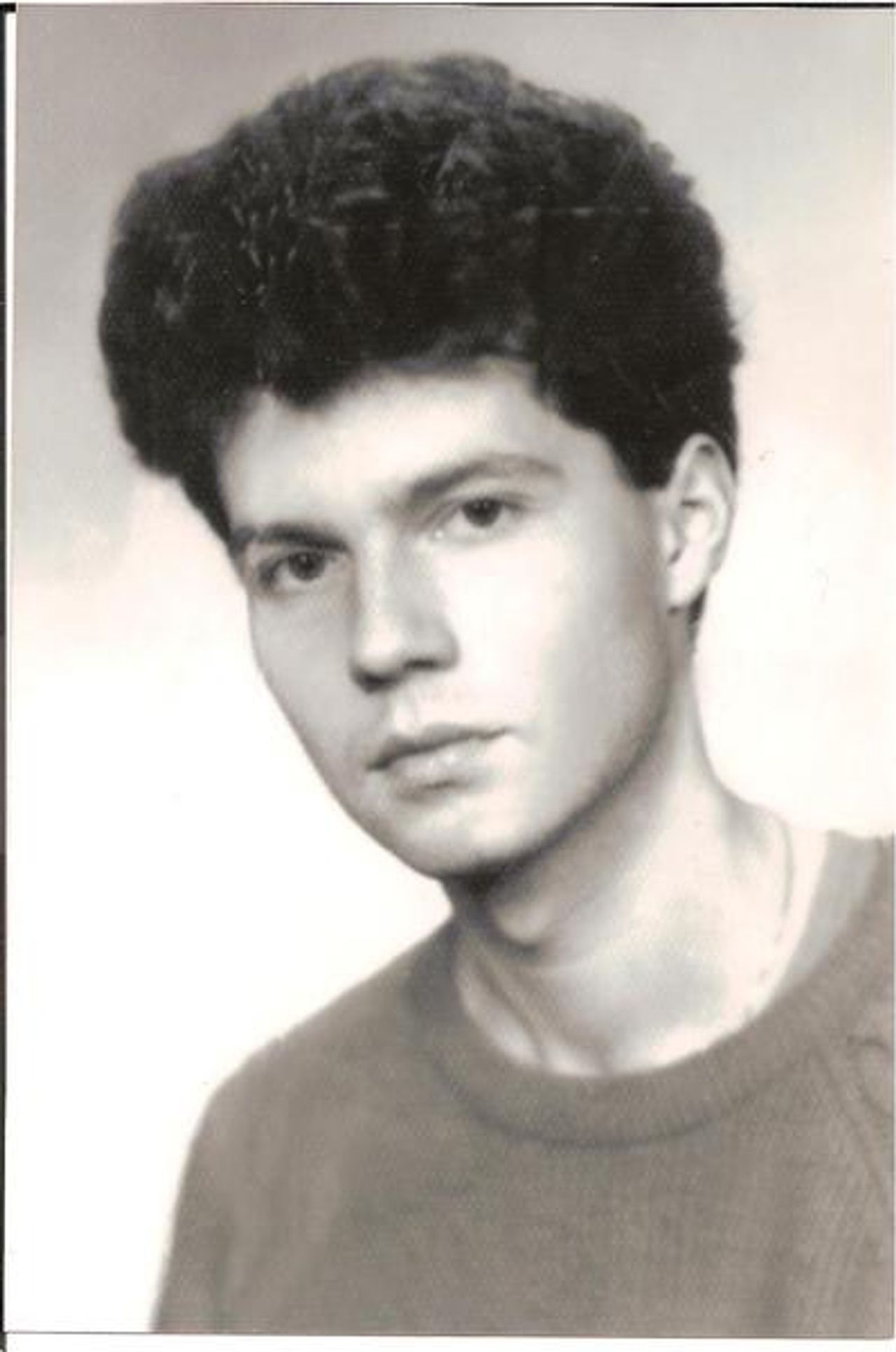 <p>Z głębokim żalem zawiadamiamy, że dnia 23 lutego 2009 r. zmarł po krótkiej chorobie nasz ukochany Syn, Wnuk, Kuzyn, Bratanek śp. dr hab., prof. UAM Jarosław Mianowski lat 42 Uroczystości pogrzebowe rozpoczną się dnia 4 marca 2009 r. o godz. 12.00 mszą świętą żałobną w Bazylice Katedralnej św. Janów w Toruniu. Po mszy św. pogrzeb odbędzie się na Centralnym Cmentarzu Komunalnym przy ul. Grudziądzkiej 192 w Toruniu. Autokar będzie podstawiony przy kościele. Pogrążona w smutku RODZINA Prosimy o nieskładanie kondolencji.</p>