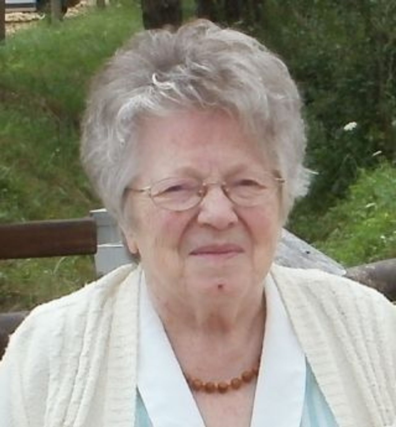<p>Z głębokim żalem zawiadamiamy, że w dniu 21 listopada 2013 roku przeżywszy lat 91 zmarła nasza ukochana</p>
<h4>śp. Lucienne ŻELISKO</h4>
<p>urodzona w Paryżu, wdowa po założycielu Stowarzyszenia NADWÓRNA Wiesławie Żelisko.</p>
<p>Ceremonia pogrzebowa rozpocznie się 25 listopada 2013 roku o godzinie 12.00 w kościele pw. MBNP. Plac Kościelny 1 - Opole Nowa Wieś Królewska, skąd wyruszy kondukt żałobny na cmentarz przy ul. Zielonej.</p>
<p>Pogrążona w smutku i żalu Rodzina</p>