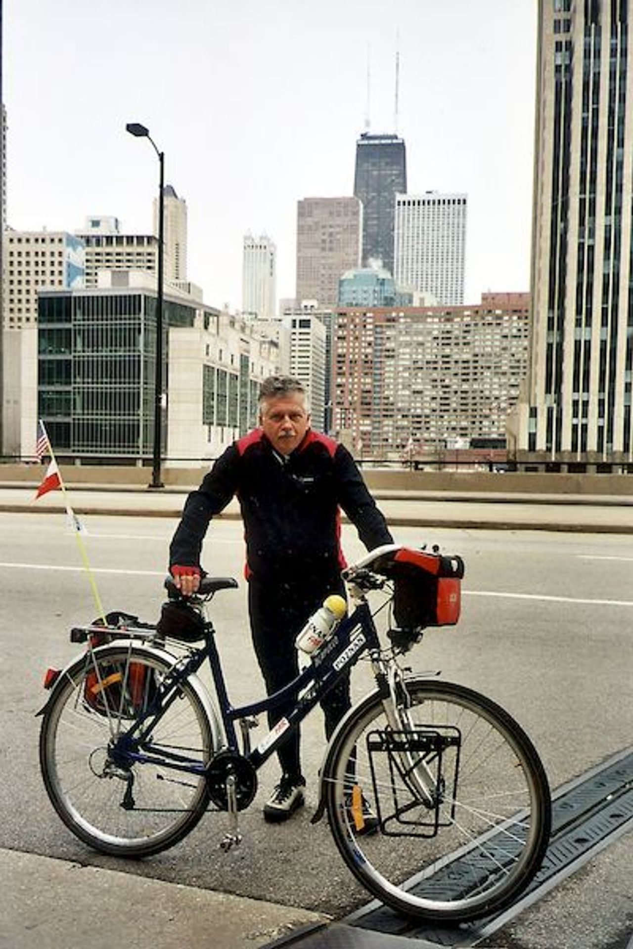 <p>Z głębokim żalem i smutkiem żegnamy</p>
<p>ś+ p<br />Macieja Solskiego</p>
<p>członka AKTR „Cyklista” w Poznaniu, zapalonego rowerzystę – globtrotera, Człowieka wielkiego serca i wiecznej pogody ducha, pełnego energii przyjaciela, na którym zawsze mogliśmy polegać</p>
<p>Maćku, przecieraj w niebie nowe szlaki, czekaj na nas.</p>
<p>Rodzinie Zmarłego składamy wyrazy szczerego współczucia</p>
<p>koleżanki i koledzy z Akademickiego Klubu Turystyki Rowerowej CYKLISTA w Poznaniu</p>