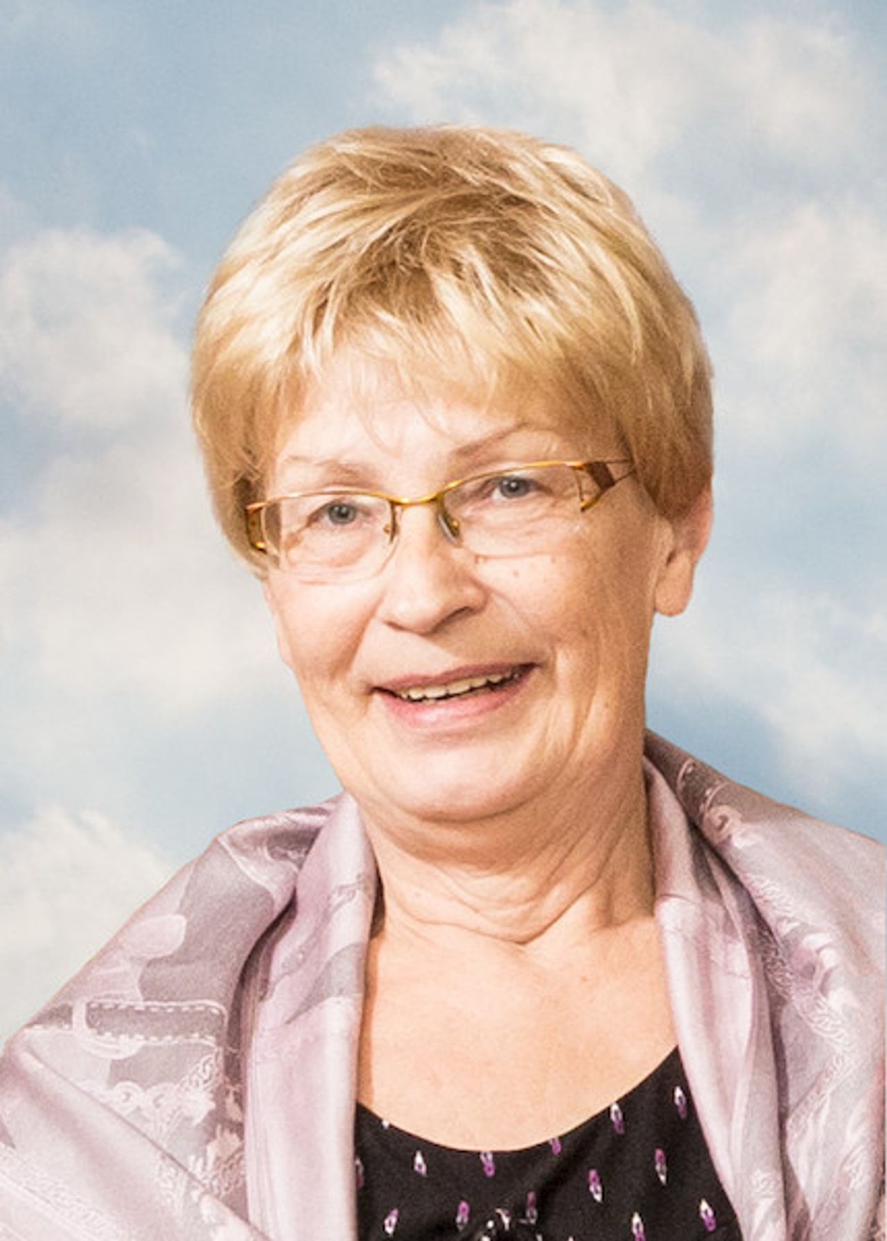 <p style="text-align:center">W dniu 22 października 2014 roku<br />odeszła od nas nasza ukochana Żona, Mamusia i Babcia</p>
<p style="text-align:center"><strong>śp. </strong><br /><strong>Barbara Wolszlegier</strong><br /><em>z domu Wierzbicka</em></p>
<p><span>BASIU … Ukochana Żono, partnerko, przyjaciółko. Najlepsza Mamo na świecie. Ukochana Babciu, wspaniała teściowo. Jak zawsze jesteśmy wszyscy razem tylko w nietypowej dla naszych dotychczasowych rodzinnych spotkań scenerii.</span></p>
<p style="text-align:justify"><span>Basia, Barbara urodzona Gdynianka i pokoleniowo z tym miastem związana. Uwielbiająca spacery nad morzem, podróże, lasy, teatr i książki, których czytanie było pasją jej życia. </span></p>
<p style="text-align:justify"><span>Zawsze pogodna, serdeczna, troskliwa i opiekuńcza. Szukająca promyka nadziei nawet w najczarniejszym mroku. Była dla nas ostoją, wspaniałą przyjaciółką, zawsze wspierała nas radą, pomocą i charakterystyczną dla Niej troską. Była wspaniałą kochaną i kochającą Żoną, Mamą, Babcią. </span></p>
<p style="text-align:justify"><span>Niestety rok temu, okrutna i podstępna choroba pokrzyżowała, wszystkie nasze plany na przyszłość. Podstępna, bo w maju, kiedy wydawało się, że odpuszcza, to ona tylko zbierała siły aby zaatakować w lipcu ze zdwojoną siłą. Mimo to Basia walczyła bardzo dzielnie. Nigdy nie utraciła nadziei, stawała do tej nierównej walki z podniesionym czołem i naszym pełnym wsparciem. Niestety przeciwnik okazał się mocniejszy.</span></p>
<p style="text-align:justify"><span>Basia, odeszła od nas po ciężkich cierpieniach pozostawiając po sobie smutek w naszych sercach oraz wiele śladów zrealizowanych przez 62 lata jej życia wypełnionego miłością do Boga i najbliższych. Ostatnim jej życzeniem było, aby to pożegnanie odbyło się w Gdyni, w kościele pw. Najświętszej Marii Panny i spocząć na wieki na tym Witomińskim Cmentarzu.</span></p>
<p style="text-align:justify"><span>Moja Ukochana, Mamo naszych wspaniałych dzieci, na wieki pozostaniesz w naszych sercach pogodną troskliwą i uśmiechniętą Basią … .</span></p>
<p style="text-align:justify"><span>Żegnaj BASIU, do zobaczenia!!</span></p>
<p style="text-align:justify"><span>----------------------------------------</span></p>
<p style="text-align:justify"><span><span>Wszystkim, którzy uczestniczyli w ostatniej drodze mojej Żony bardzo serdecznie dziękuję.</span><br /></span></p>