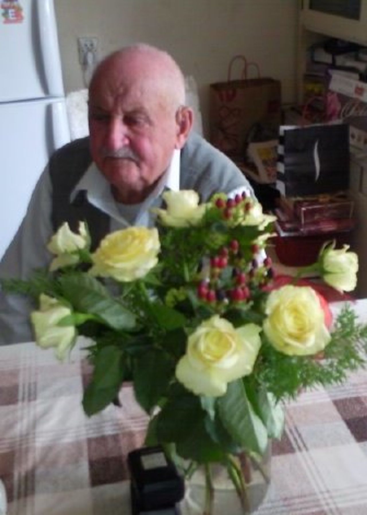 <p>Z głębokim smutkiem zawiadamiamy,<br />że dnia 29 lutego 2016 r. zmarł w wieku 93 lat<br />nasz kochany Ojciec, Teść, Dziadek i Pradziadek</p><p>ś+p<br />Edmund Białkowski</p><p>Uroczystość pogrzebowa odbędzie się w piątek 4 marca 2016 r.<br />o godz. 14.15 na cmentarzu Miłostowo od ul. Warszawskiej.<br />Msza św. pogrzebowa odprawiona zostanie w sobotę<br />5 marca 2016 r. o godz. 11.00 w kościele<br />pw. św. Marcina Biskupa w Swarzędzu, ul. św. Marcina 38.</p><p>W smutku pogrążeni</p><p>córka Małgorzata, córka Bogumiła i syn Paweł<br />z Rodzinami oraz Magda i Marcin</p>