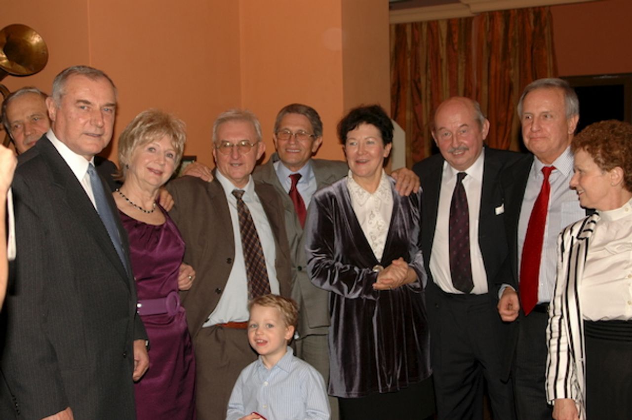 <p>Umarłych wieczność dotąd trwa, dokąd pamięcią im płacimy.Wisława Szymborska</p>
<p>Odszedł od nas po długiej i ciężkiej chorobie dnia 18 września 2010 roku, w wieku 69 lat</p>
<p>mgr Wiesław Leon Laskowski</p>
<p>emerytowany nauczyciel Szkoły Podstawowej nr 84 im. "Ruchu Obrońców Pokoju" we Wrocławiu.Tracimy wspaniałego przyjaciela, spokojnego, życzliwego i prawego człowieka.Uroczystość pogrzebowa odbędzie się 23 września 2010 roku o godzinie 9.20 w domu pogrzebowym na cmentarzu Osobowickim we Wrocławiu.</p>
<p>Zosia z gronem przyjaciół i znajomych</p>
<p>Będziemy o Nim pamiętać do końca naszych dni.</p>