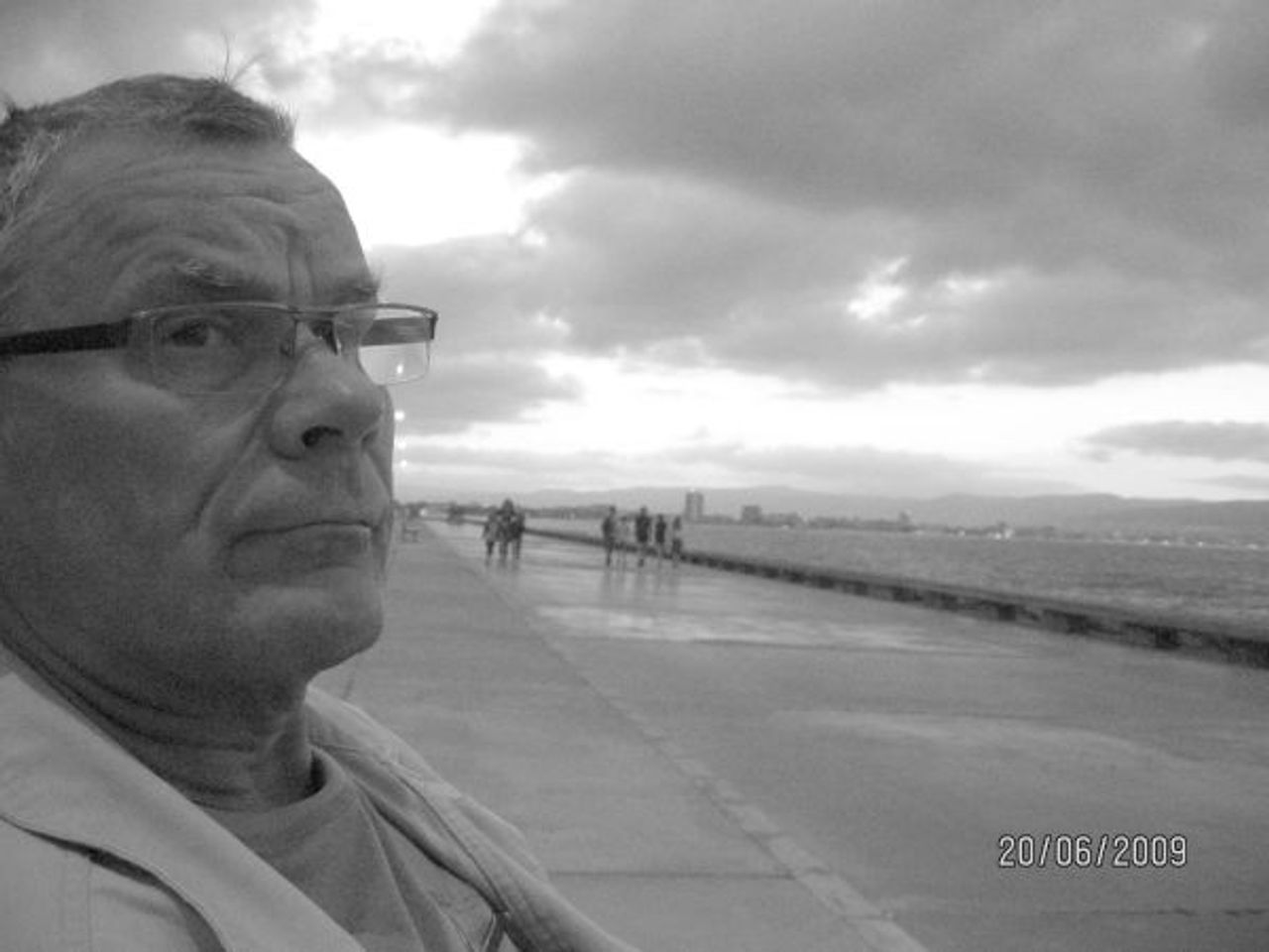 <p>Jak szybko minęły szczęśliwe chwile,<br />jak szybko minął wspólny nasz czas.<br />Choć przestało bić serce Twoje,<br />pamięć o Tobie będzie zawsze w nas.<br />ś + p<br />Wojciech Kuźmiak<br />lat 61<br />zmarł nagle 29.9.2010 r.<br />Przepełnieni bólem i rozpaczą żegnamy Cię najdroższy Mężu,<br />ukochany Tato, Teściu i Dziadku.<br />Msza pogrzebowa odprawiona zostanie w środę, 6.10.2010 r. o godzinie 13.00<br />w kościele pw. św. Barbary w Luboniu.<br />Pogrzeb odbędzie się tego samego dnia o godzinie 14.00 na cmentarzu parafialnym,<br />Luboń-Żabikowo.</p>